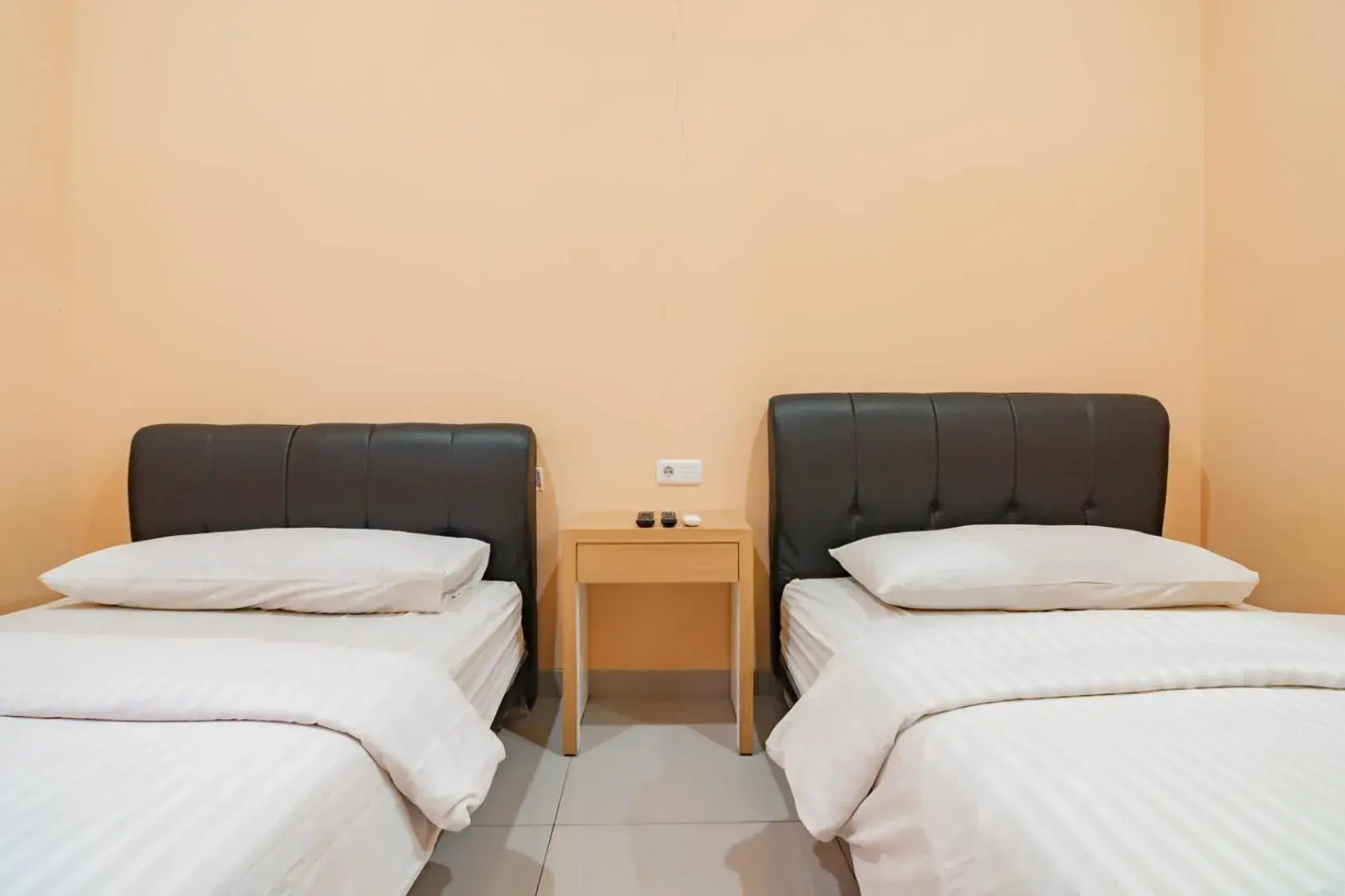 Twin Room in Shofy Guest House Mitra RedDoorz Twin Room in Shofy Guest House Mitra RedDoorz