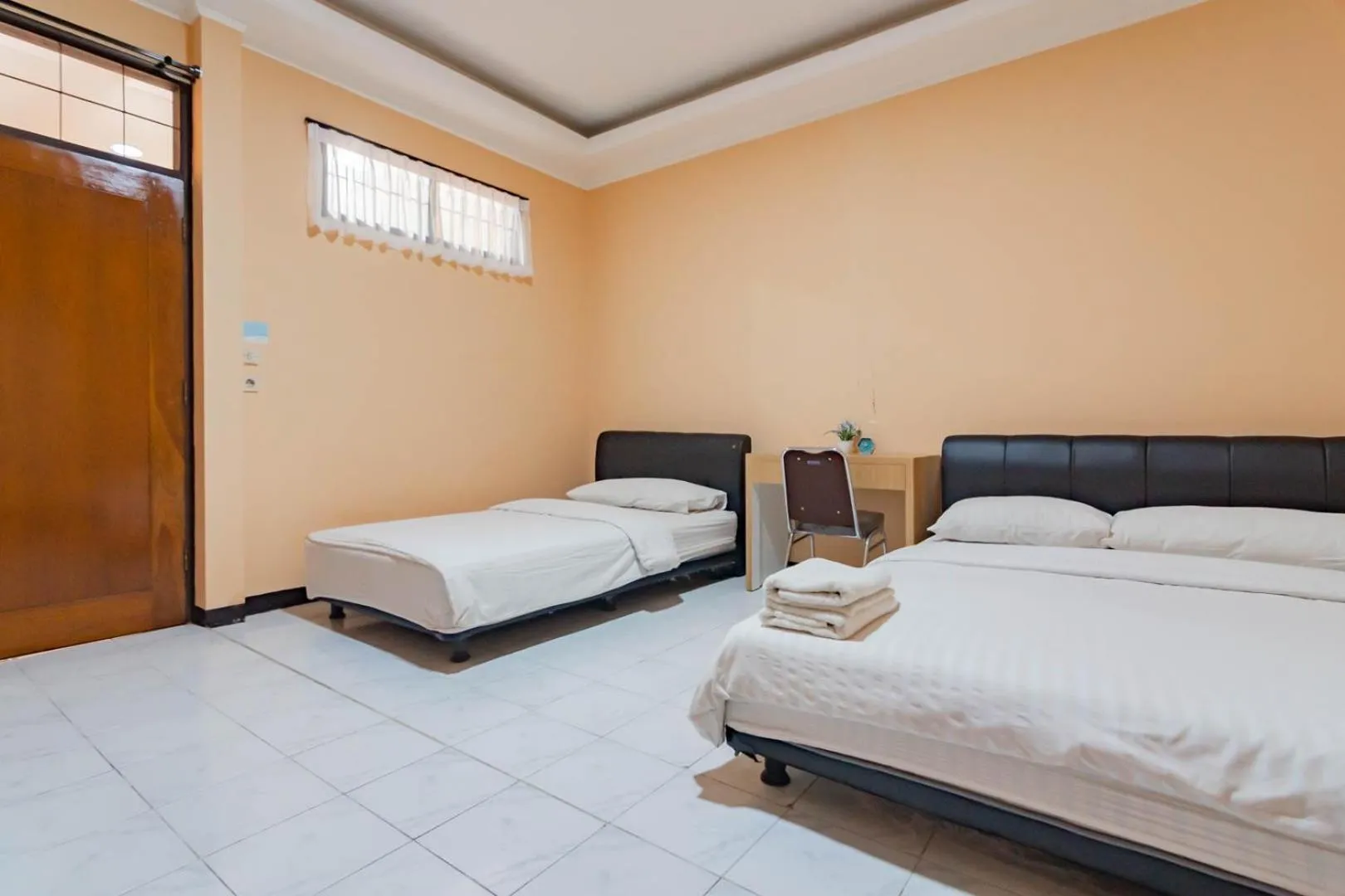 Bedroom, Bed in Shofy Guest House Mitra RedDoorz