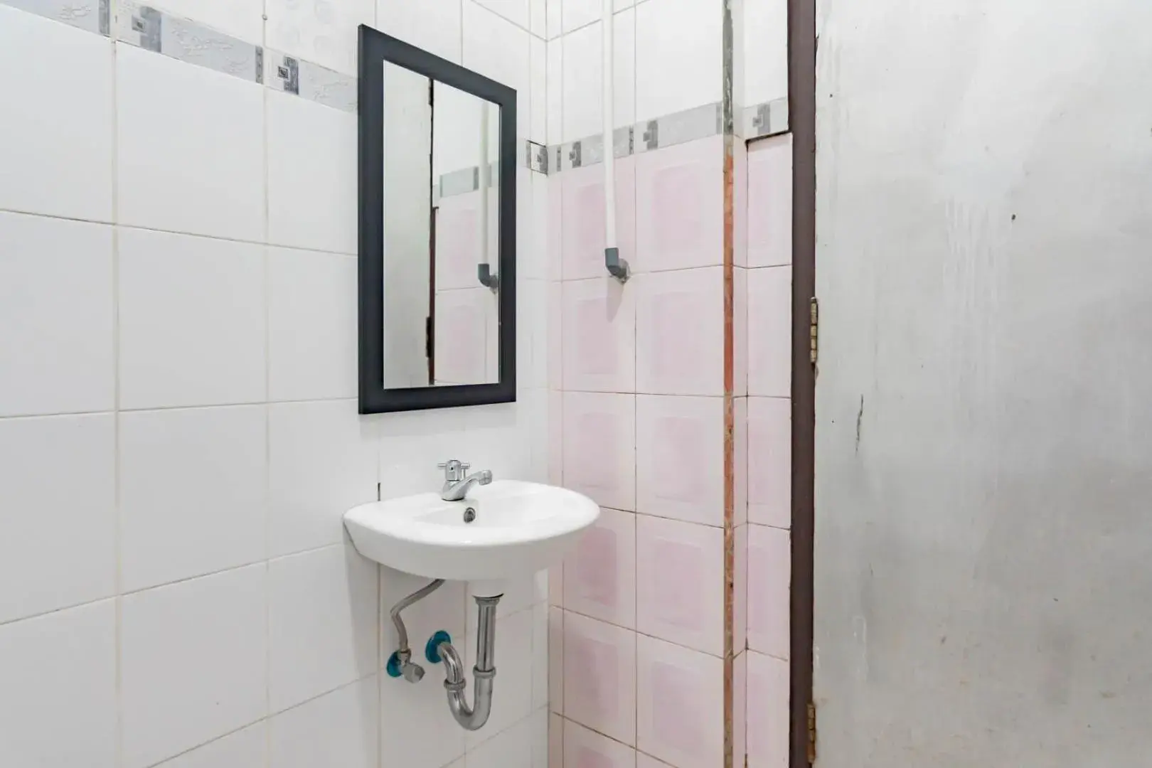 Deluxe King Room in Shofy Guest House Mitra RedDoorz Deluxe King Room in Shofy Guest House Mitra RedDoorz