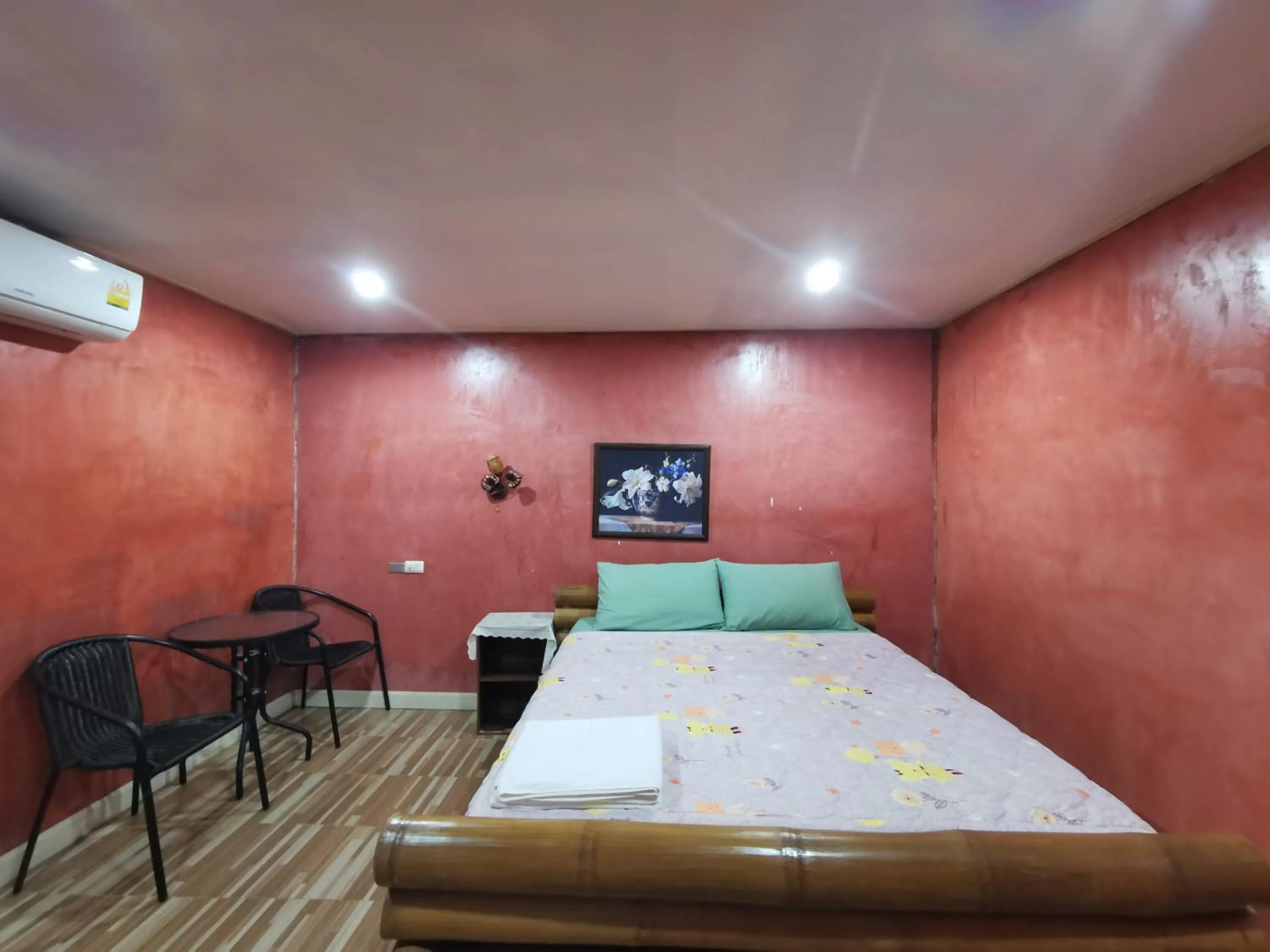Photo of the whole room, Bed in Lek Homestay