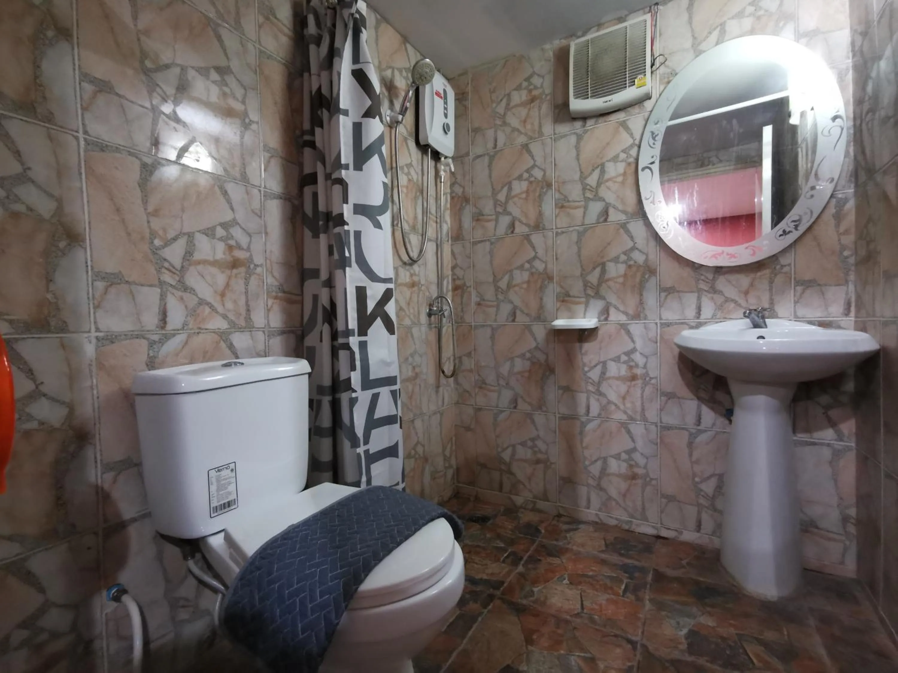 Bathroom in Lek Homestay