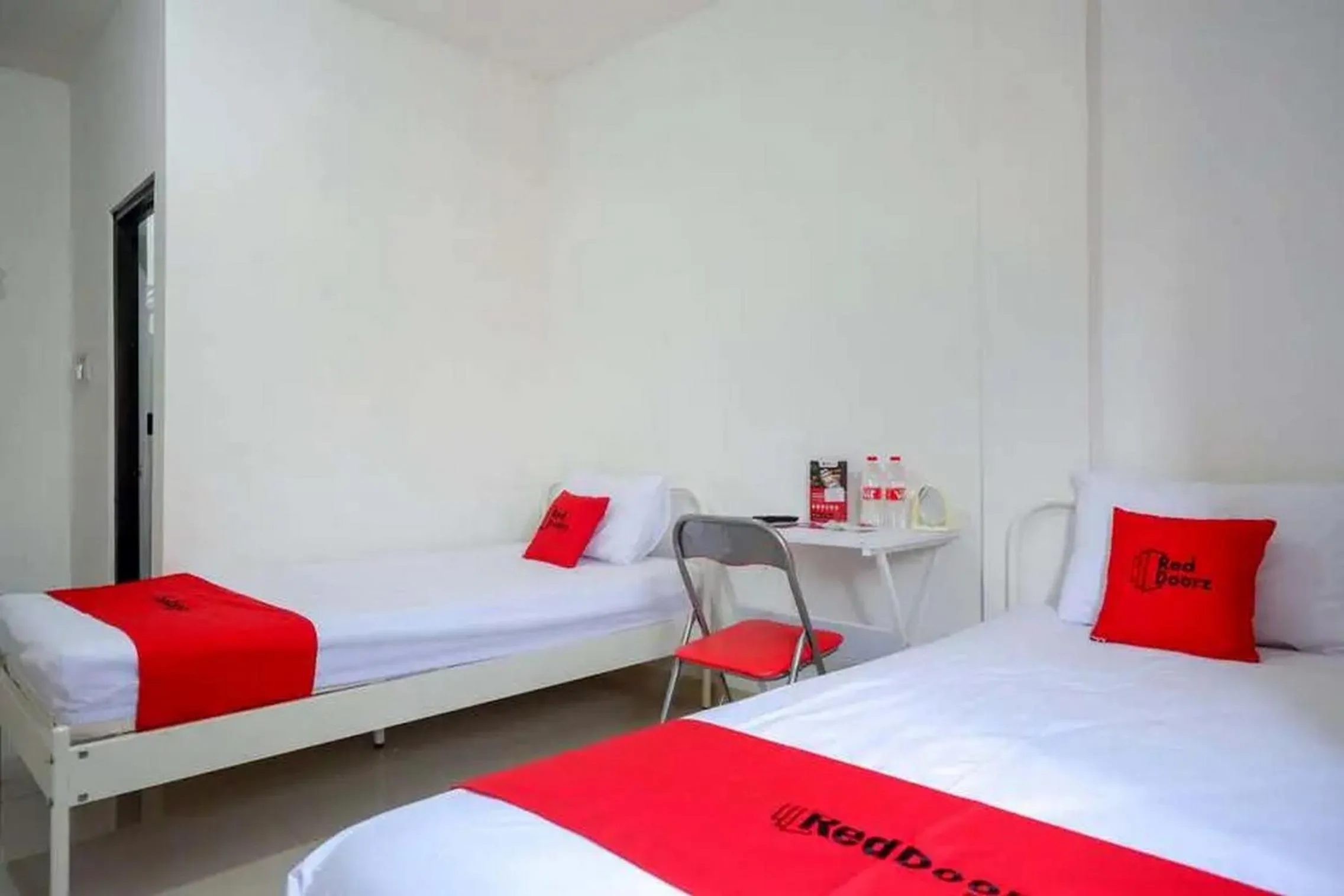 Bedroom, Bed in RedDoorz Syariah near Universitas Jenderal Soedirman 2