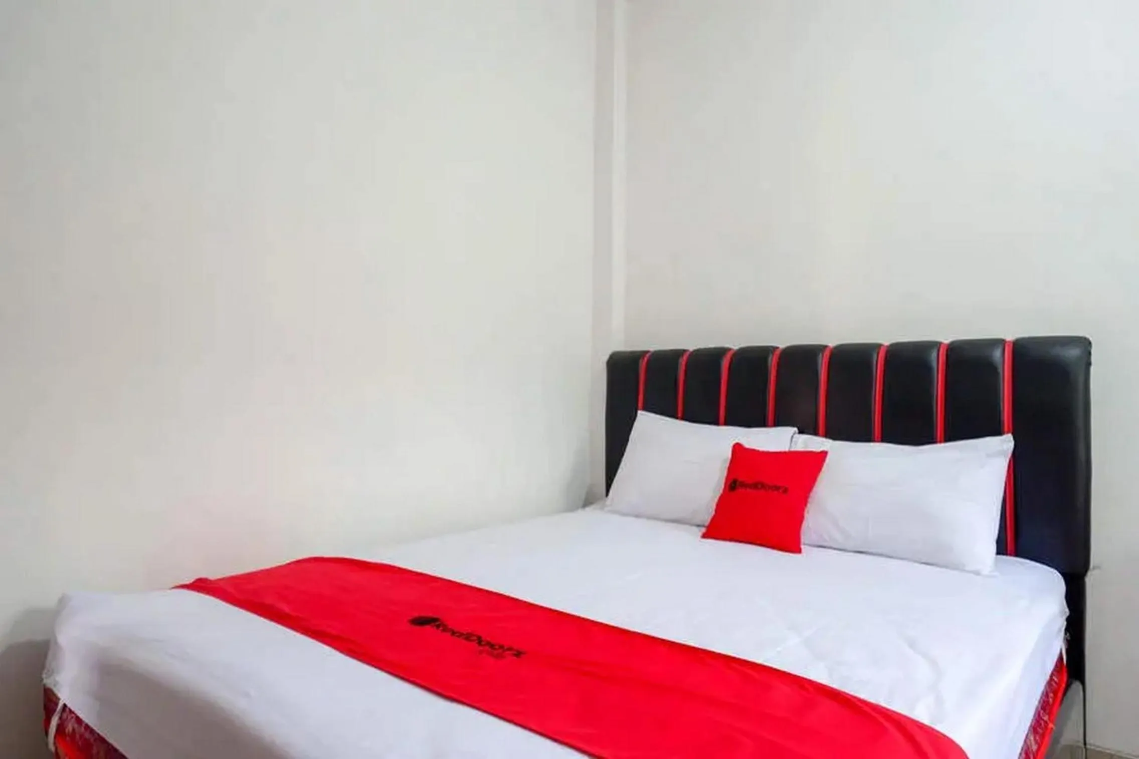 Bedroom, Bed in RedDoorz Syariah near Universitas Jenderal Soedirman 2