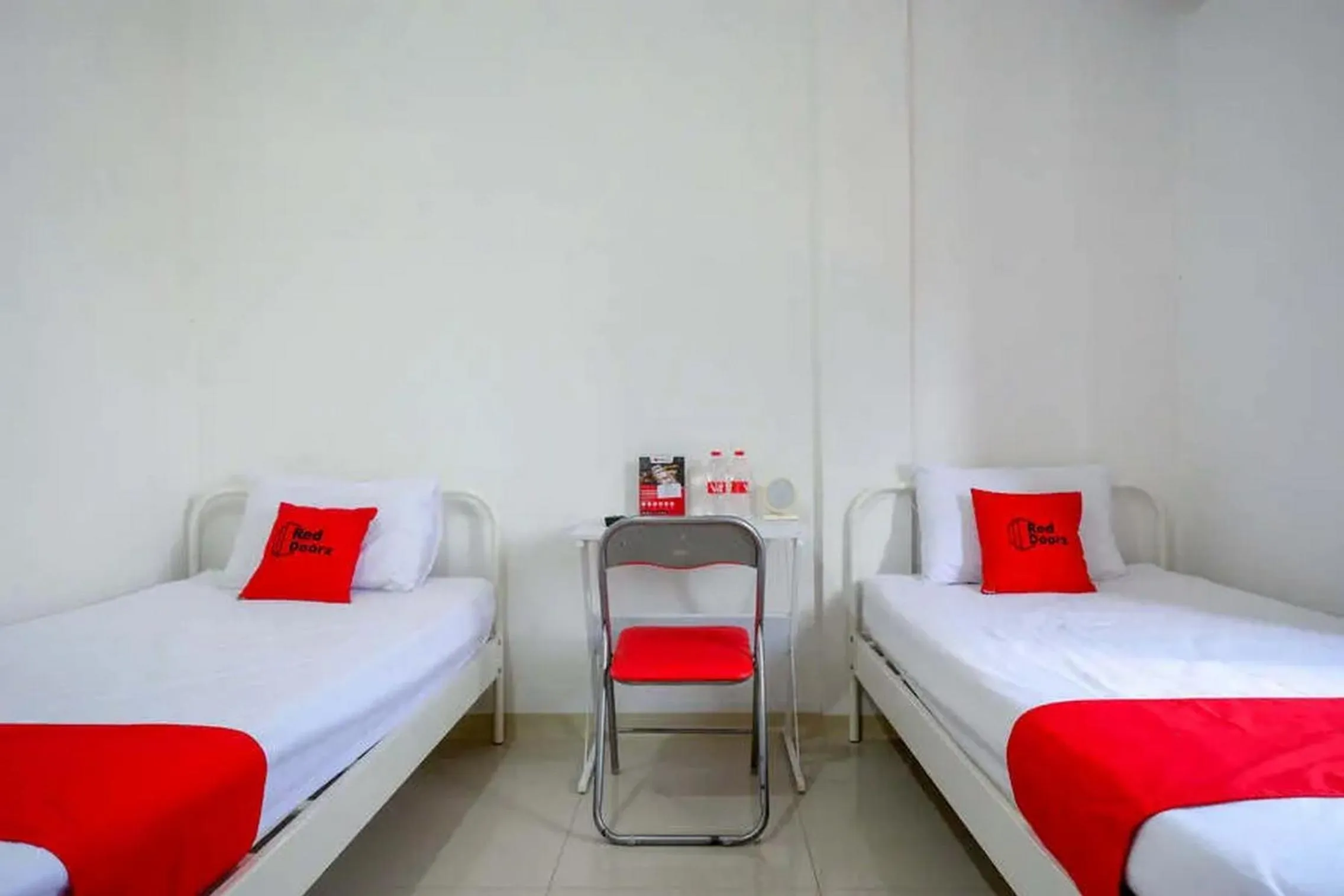 Bedroom, Bed in RedDoorz Syariah near Universitas Jenderal Soedirman 2