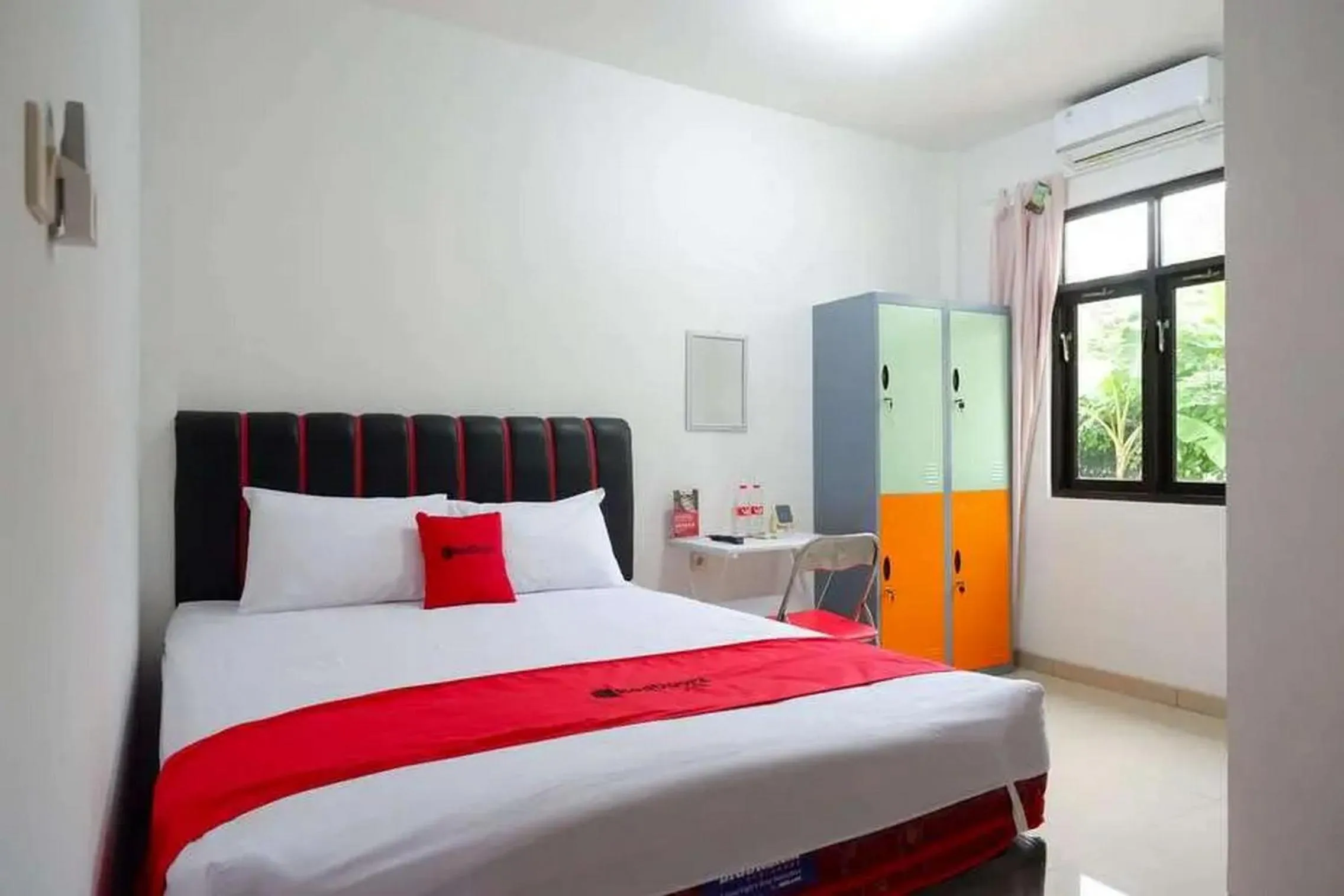 Bedroom, Bed in RedDoorz Syariah near Universitas Jenderal Soedirman 2