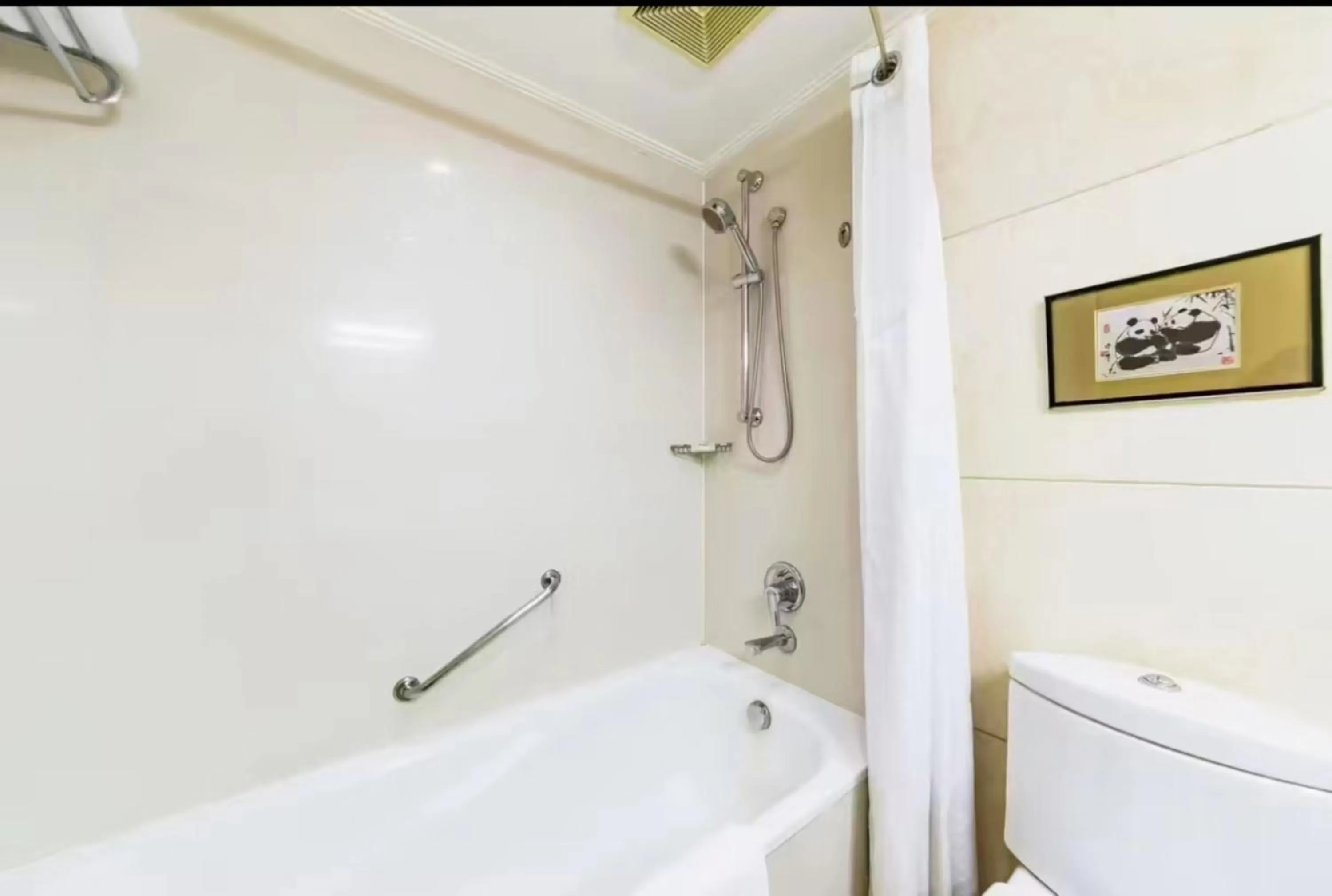 Bath in Holiday Inn Temple Of Heaven Beijing by IHG