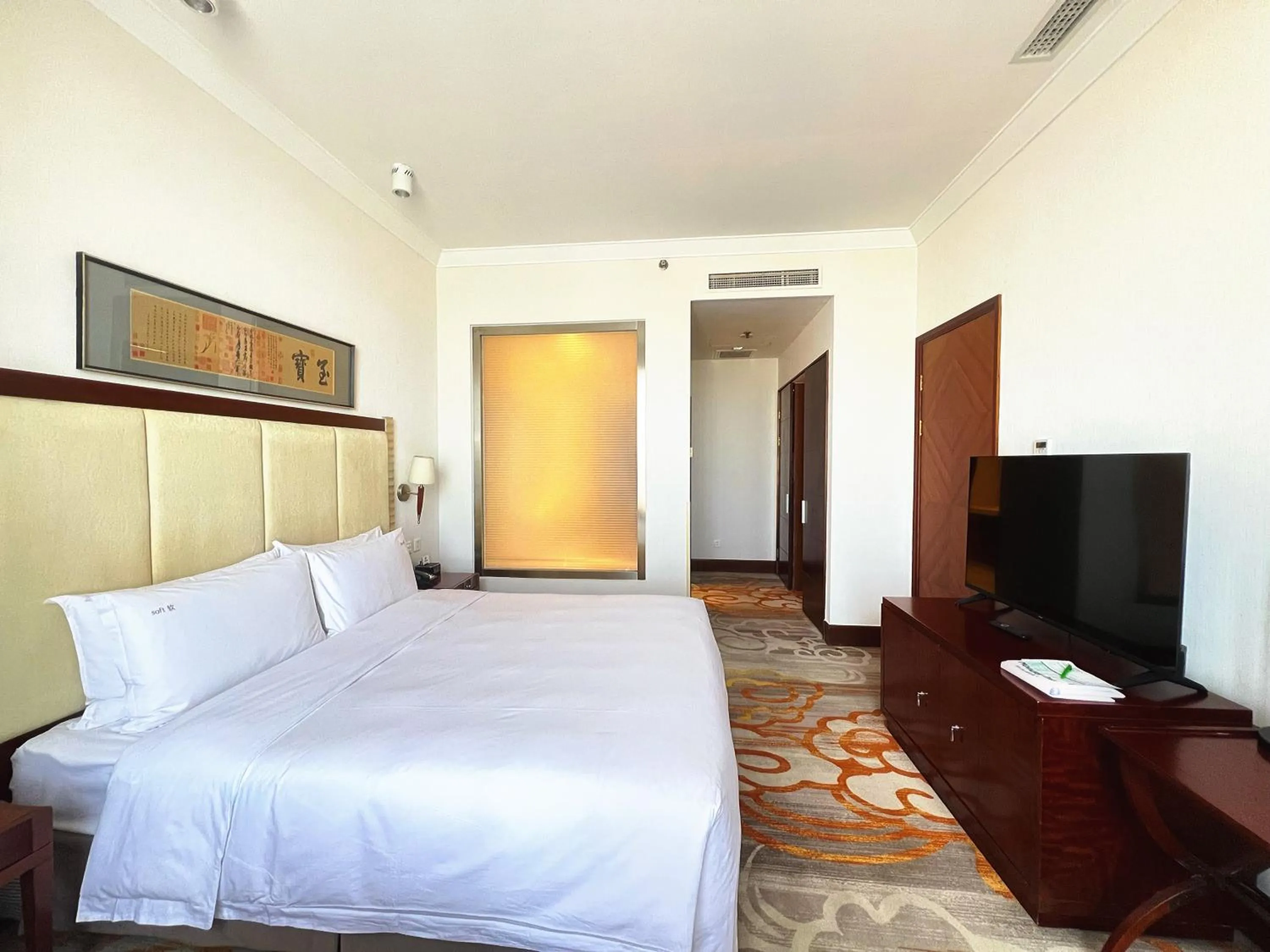 Photo of the whole room, Bed in Holiday Inn Temple Of Heaven Beijing by IHG