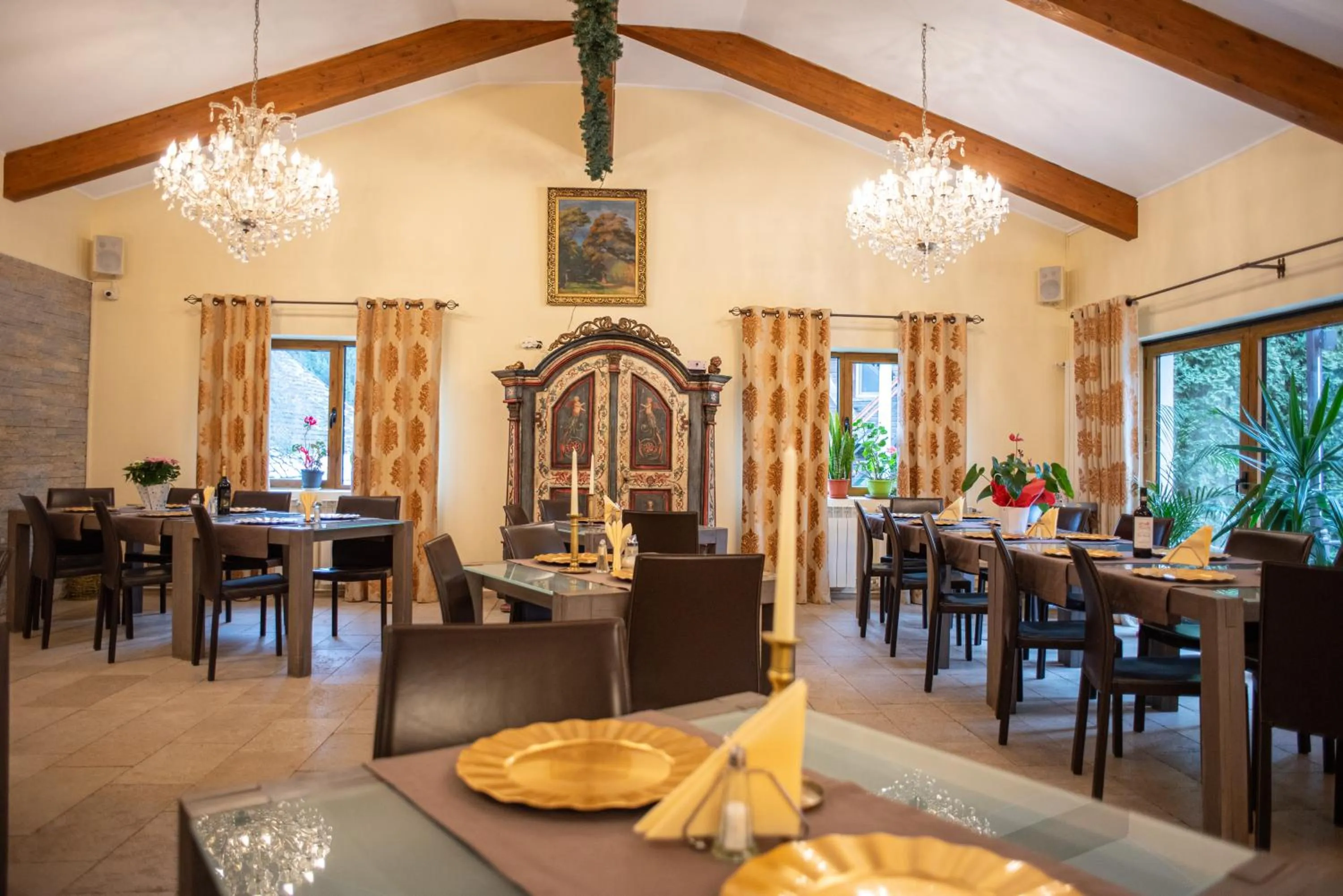 Restaurant/places to eat in Villa Ermitage