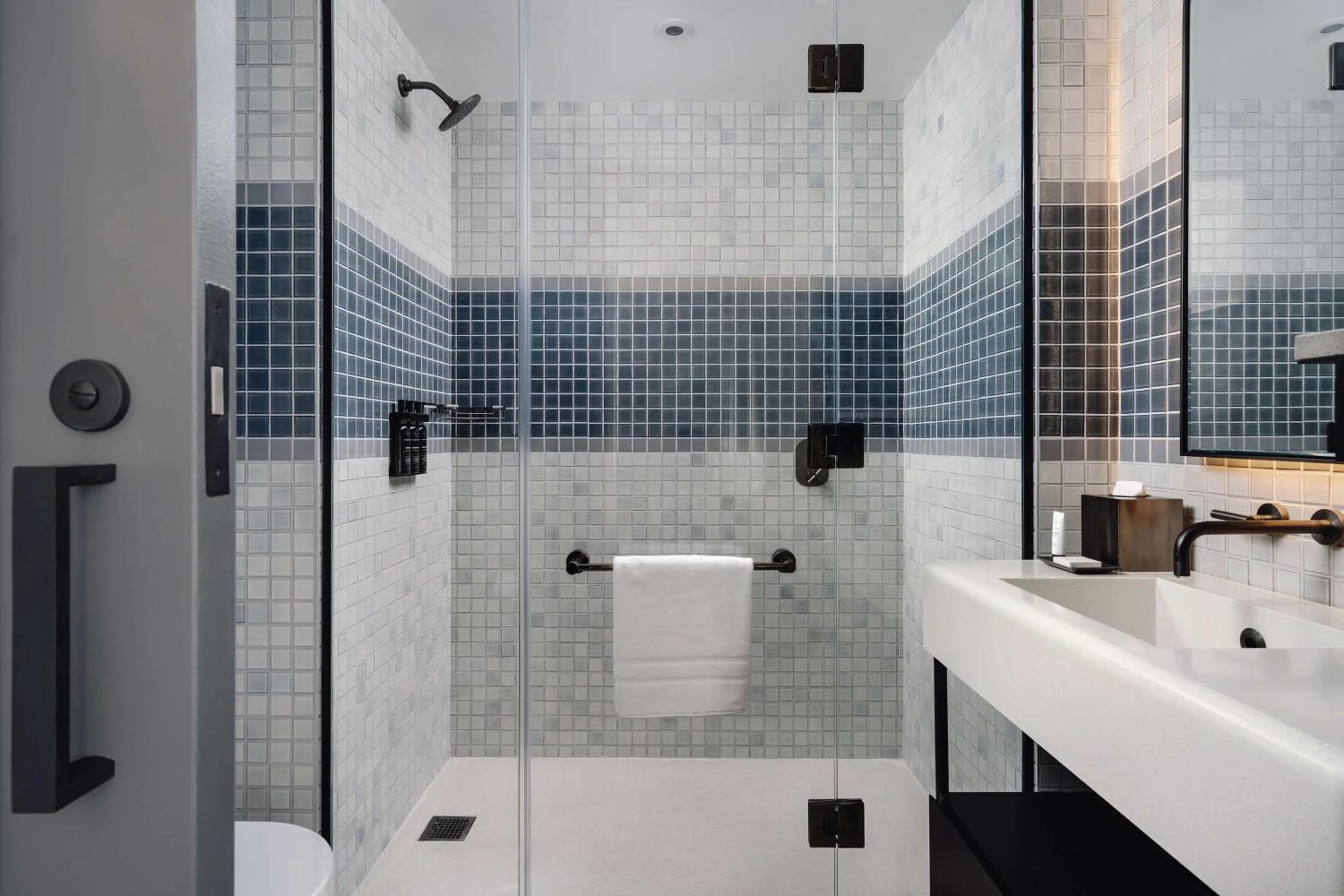 Shower in Arlo Midtown