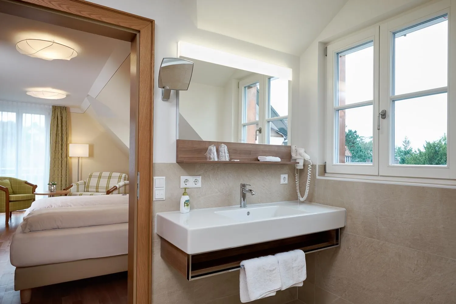 Bathroom, Bed in Flair Hotel Schwanen