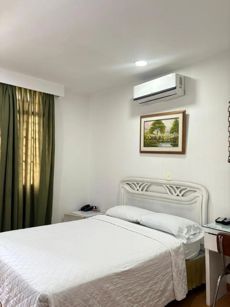 Swimming pool, Bed in Hotel Chucarima