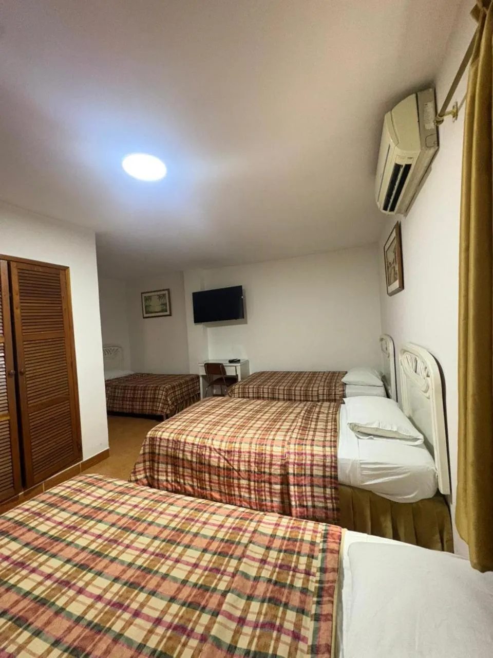 Swimming pool, Bed in Hotel Chucarima