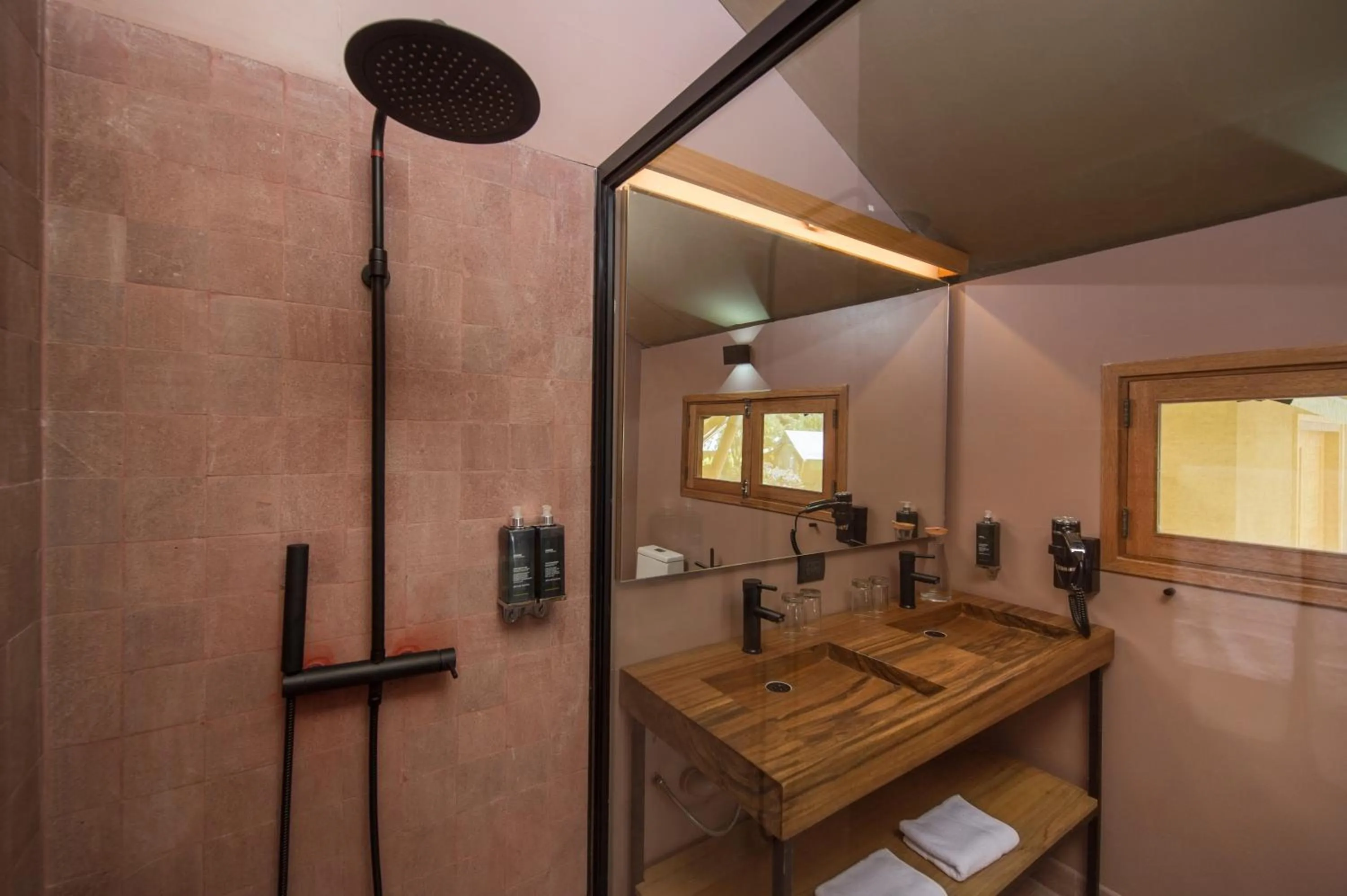 Bathroom in Las Qolqas EcoResort Ollantaytambo