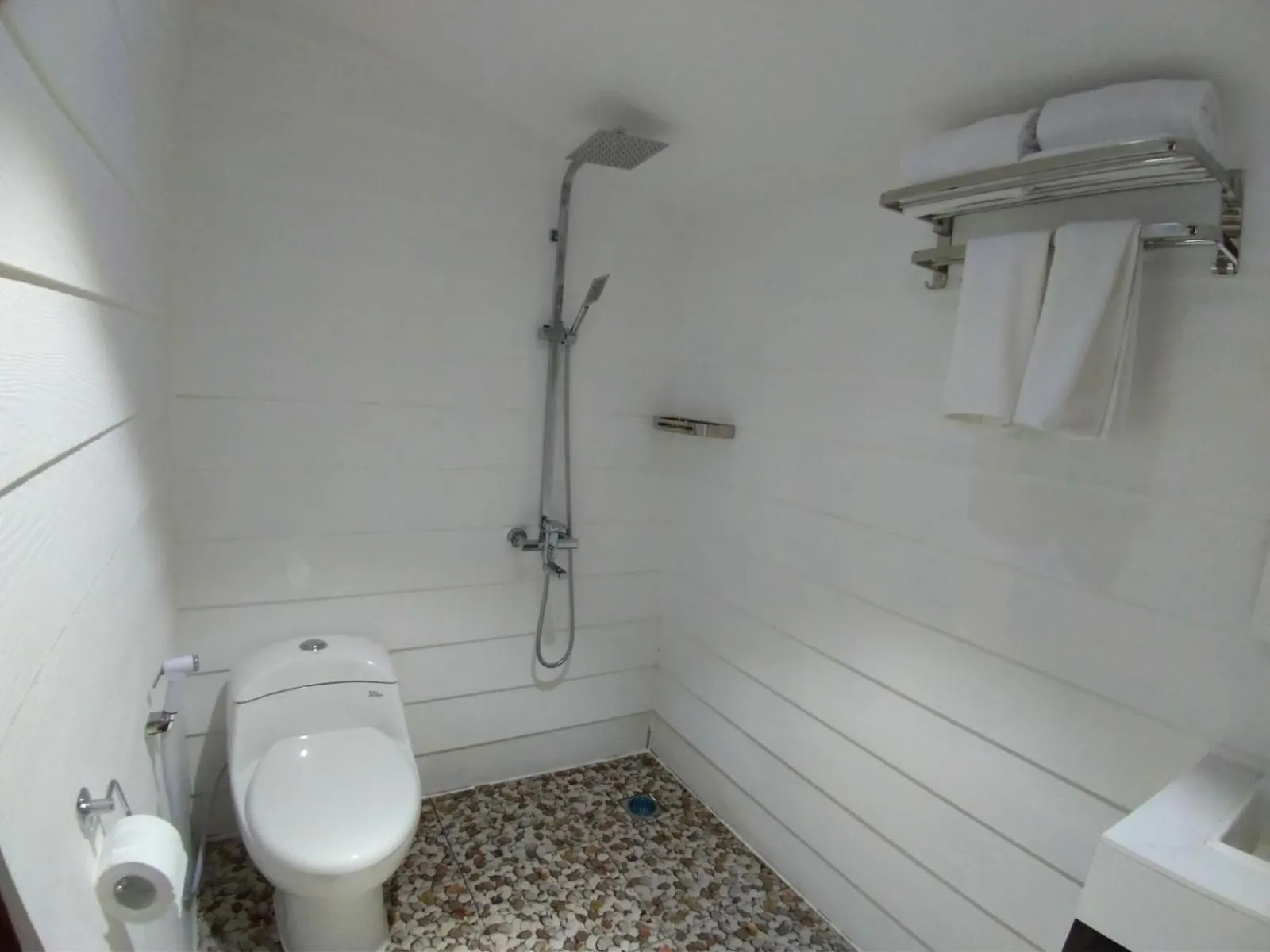 Shower in Chevilly Resort & Camp