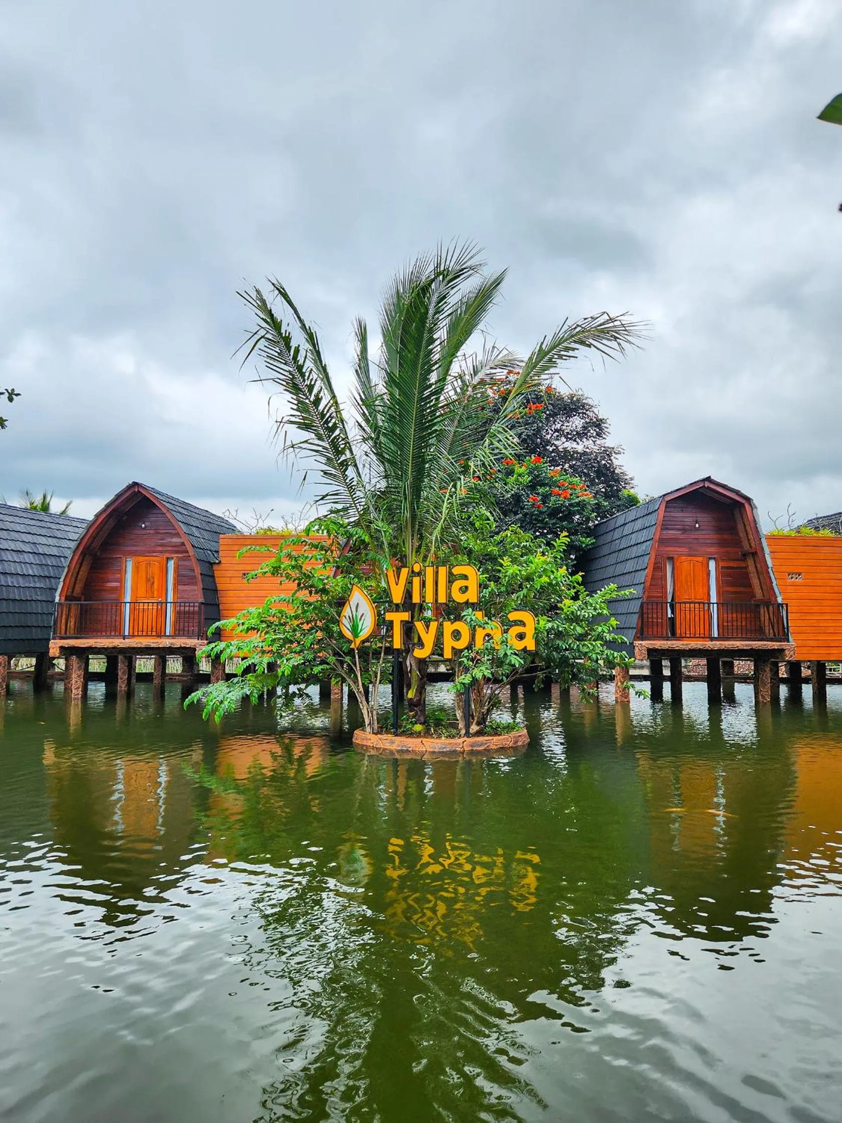 Lake view in Chevilly Resort & Camp