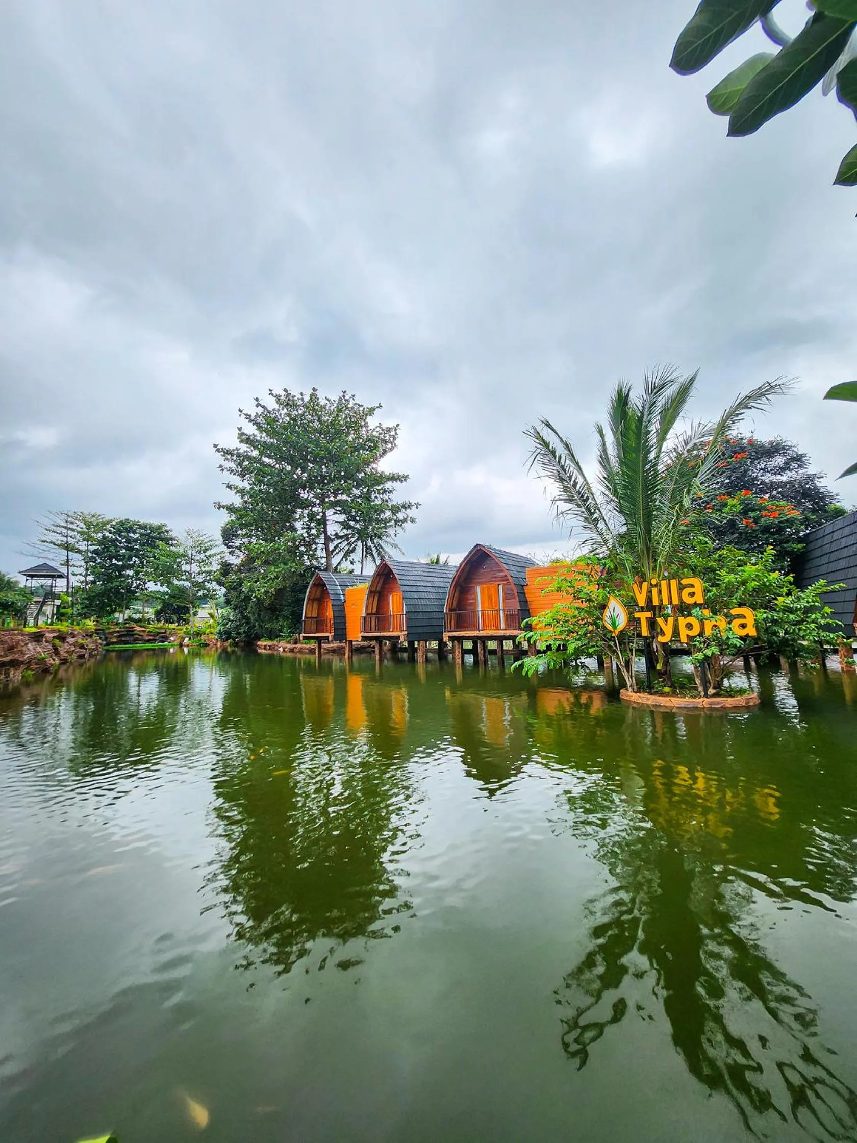 Lake view in Chevilly Resort & Camp