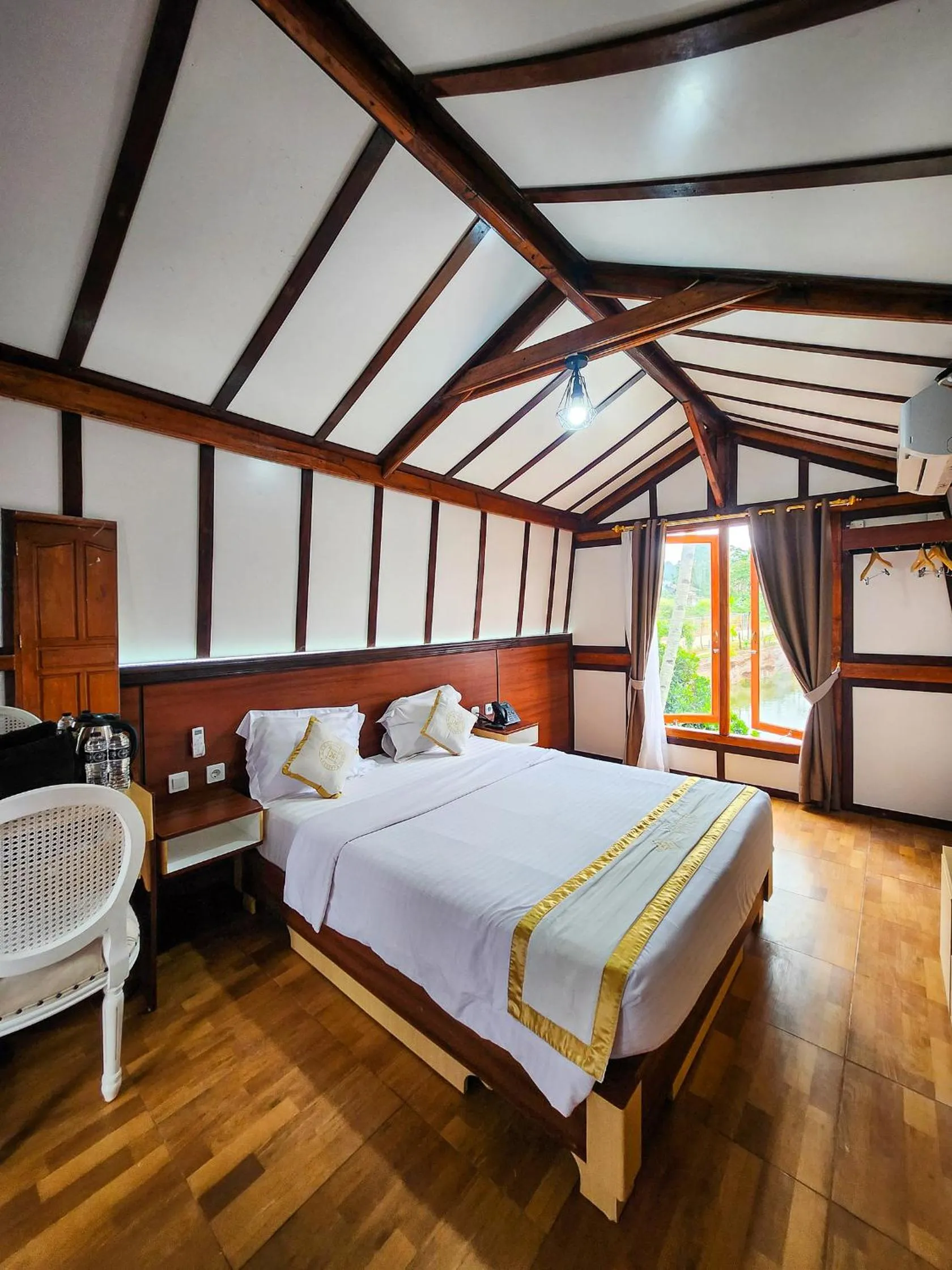 Photo of the whole room, Bed in Chevilly Resort & Camp