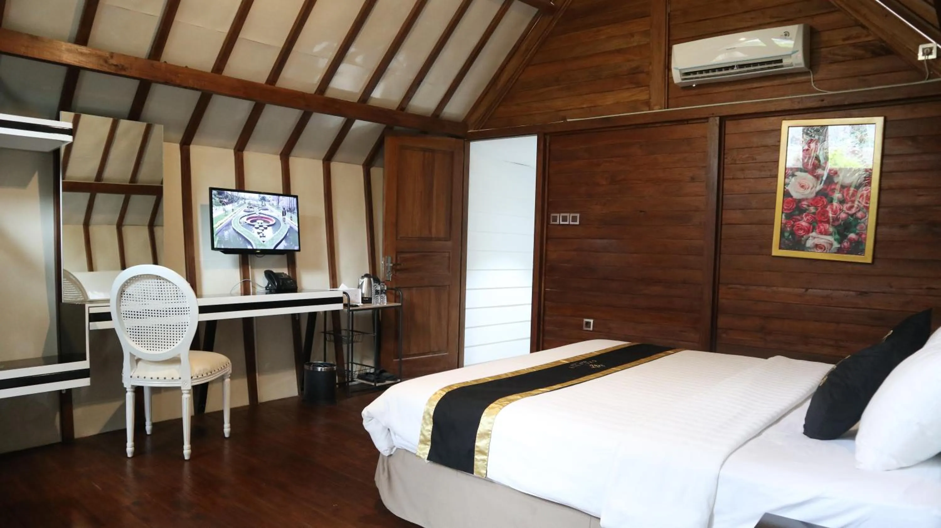 TV and multimedia, Bed in Chevilly Resort & Camp