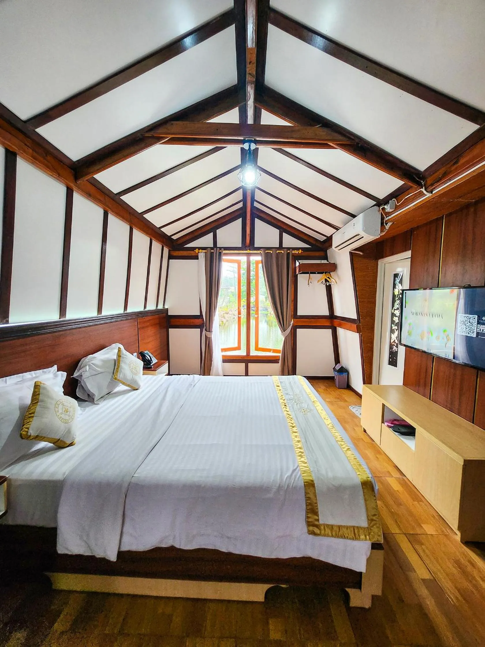 Photo of the whole room, Bed in Chevilly Resort & Camp