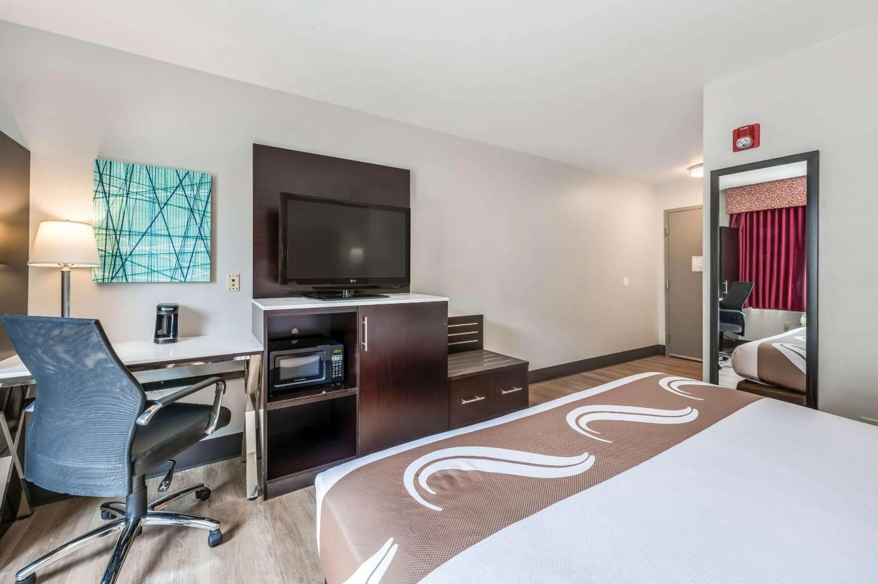 Photo of the whole room, Bed in Quality Inn Poughkeepsie