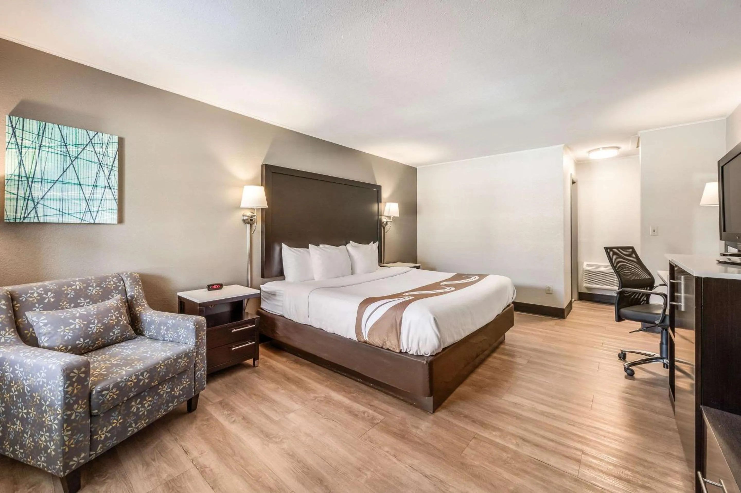 Photo of the whole room, Bed in Quality Inn Poughkeepsie