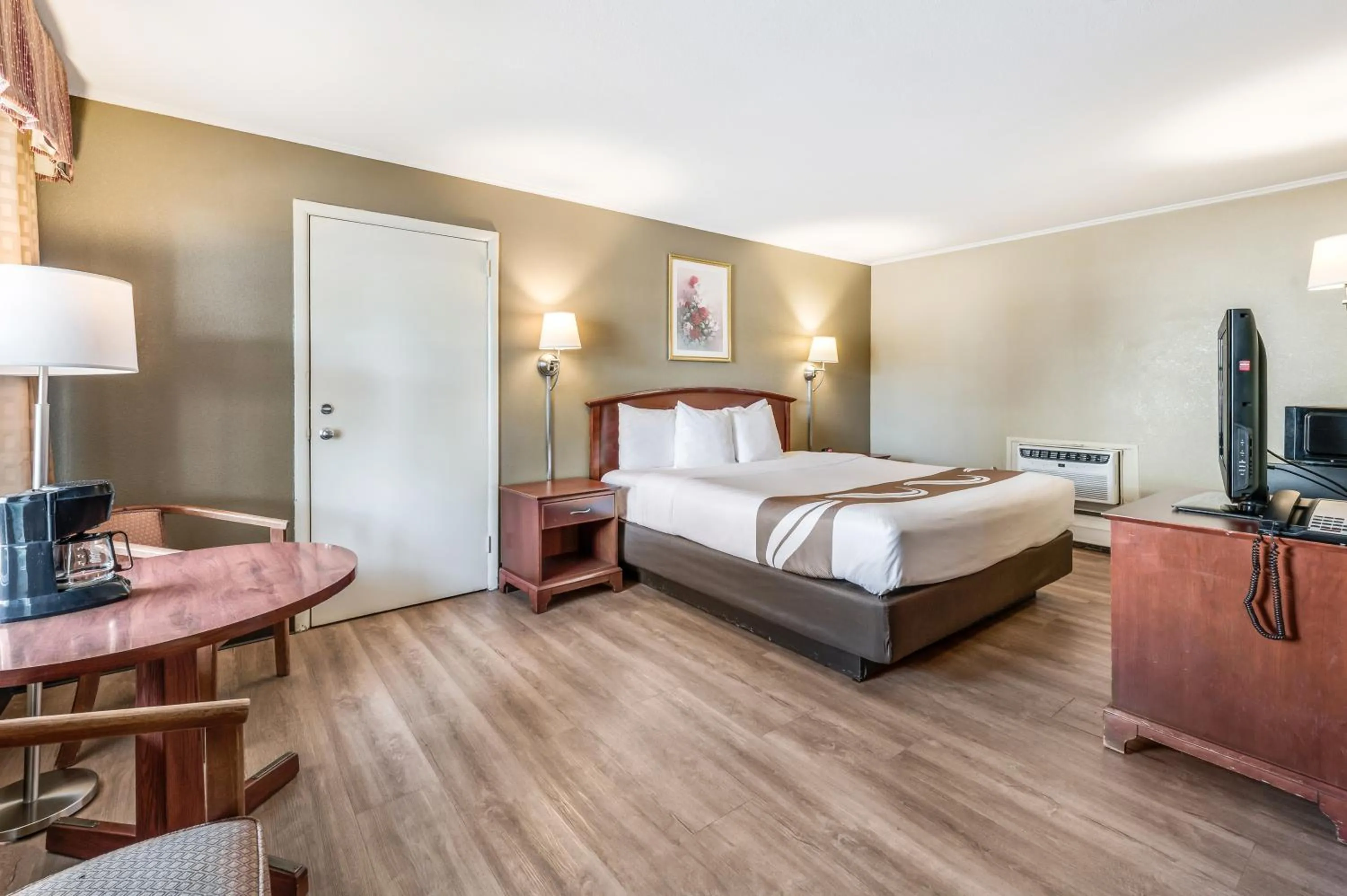 Bedroom, Bed in Rodeway Inn Poughkeepsie