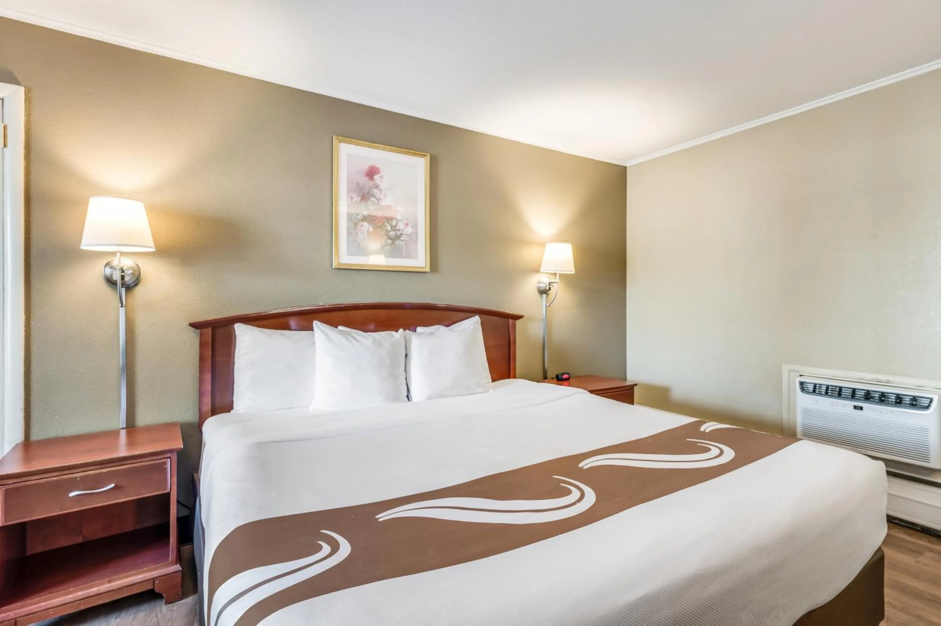 Bedroom, Bed in Rodeway Inn Poughkeepsie