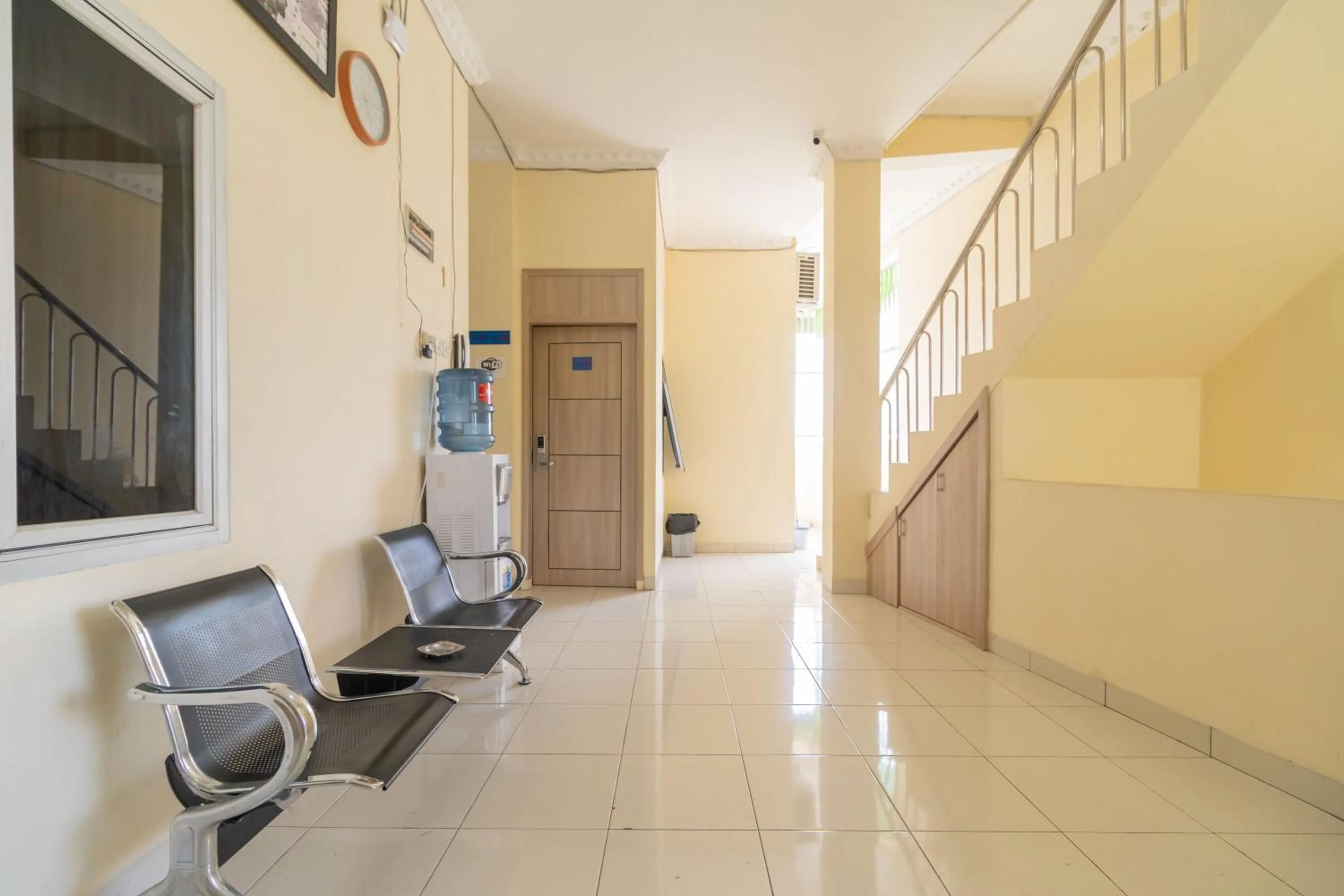 Lobby or reception in RedDoorz @ Jalan Kolonel Haji Burlian Palembang 2