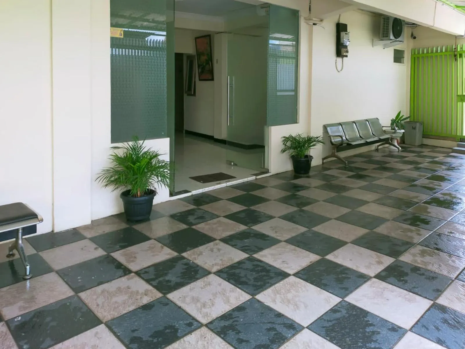 Facade/entrance in RedDoorz @ Jalan Kolonel Haji Burlian Palembang 2