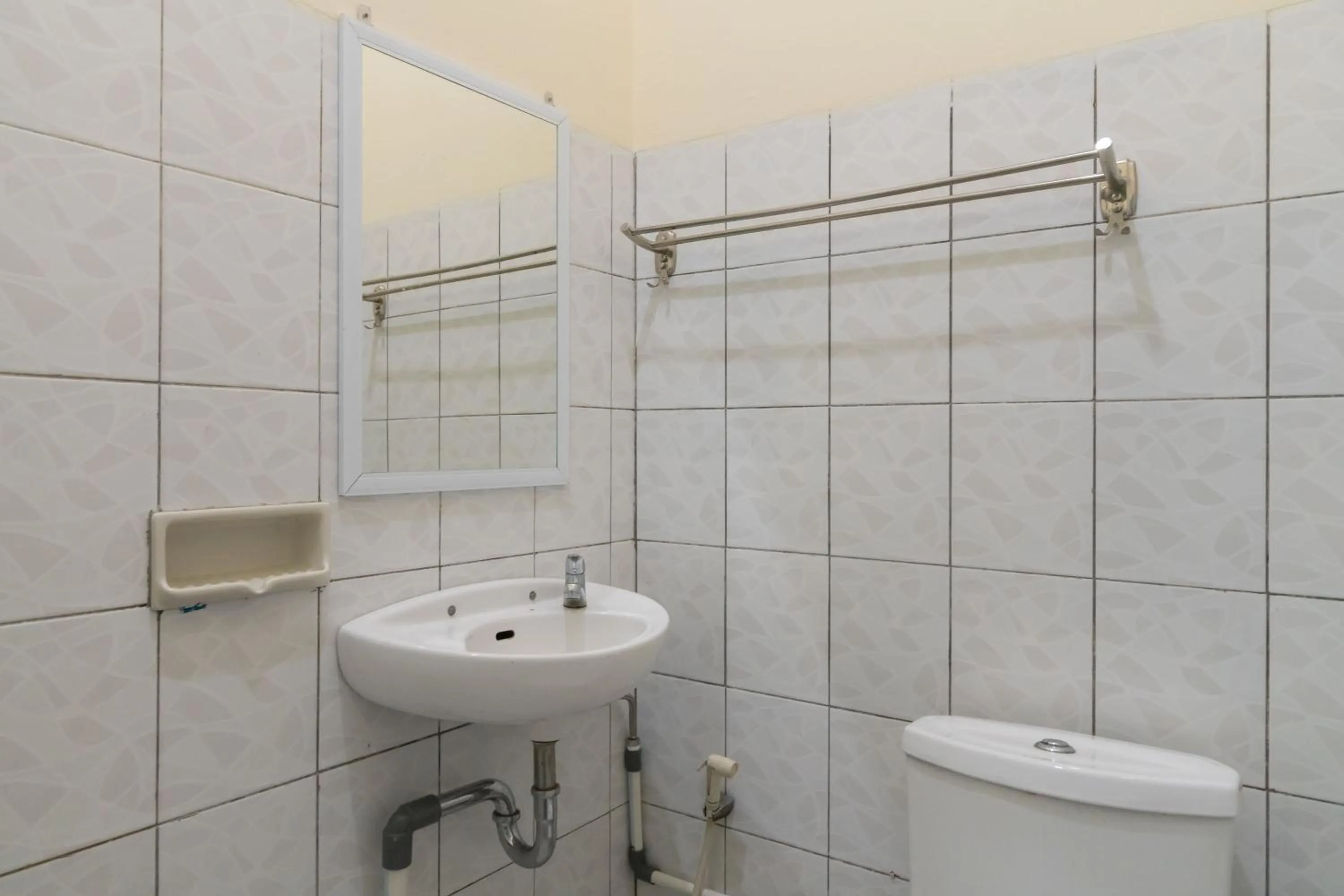 Bathroom in RedDoorz @ Jalan Kolonel Haji Burlian Palembang 2