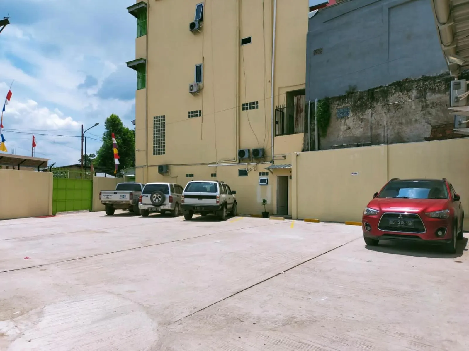 Parking in RedDoorz @ Jalan Kolonel Haji Burlian Palembang 2