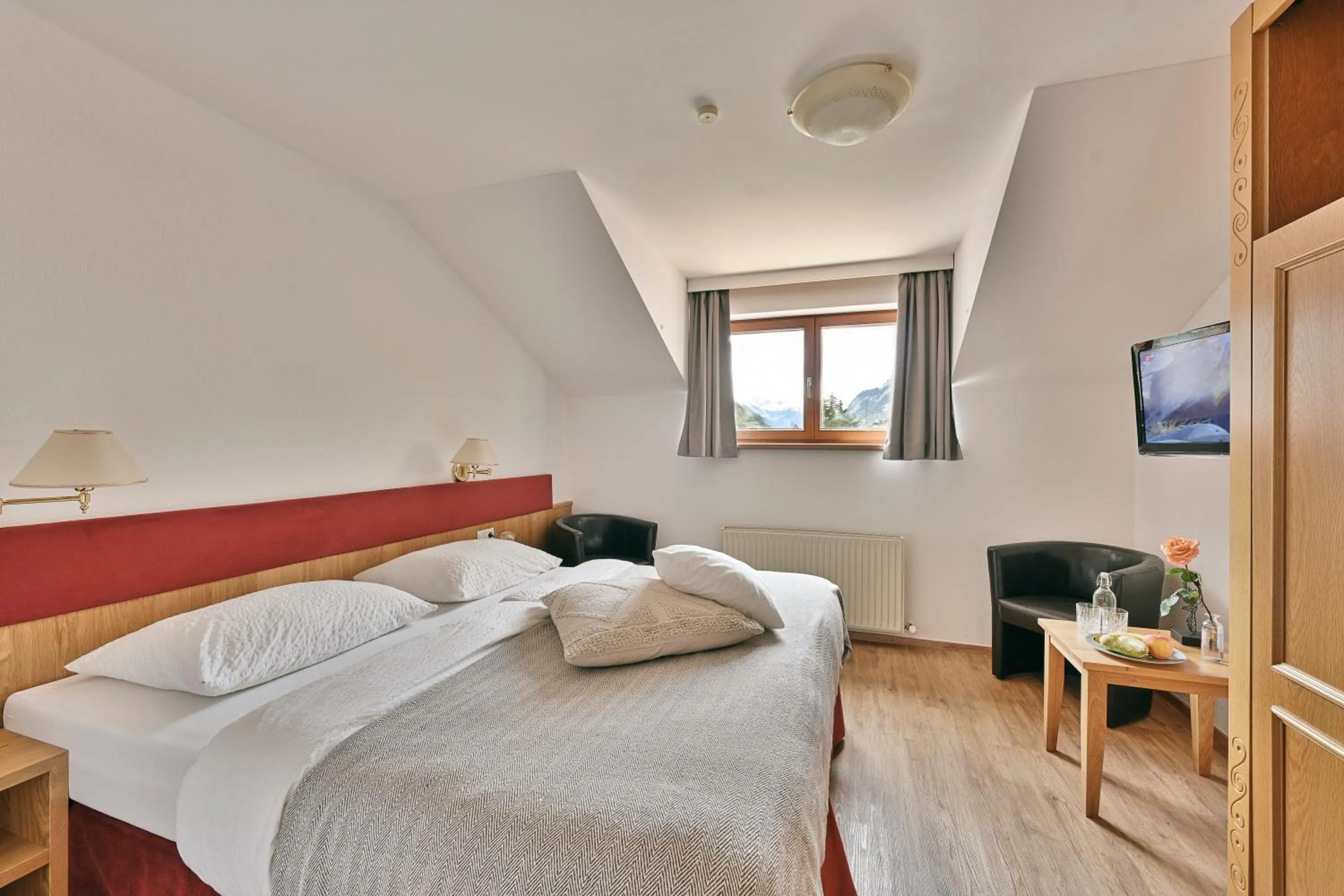 Photo of the whole room, Bed in der klostertalerhof