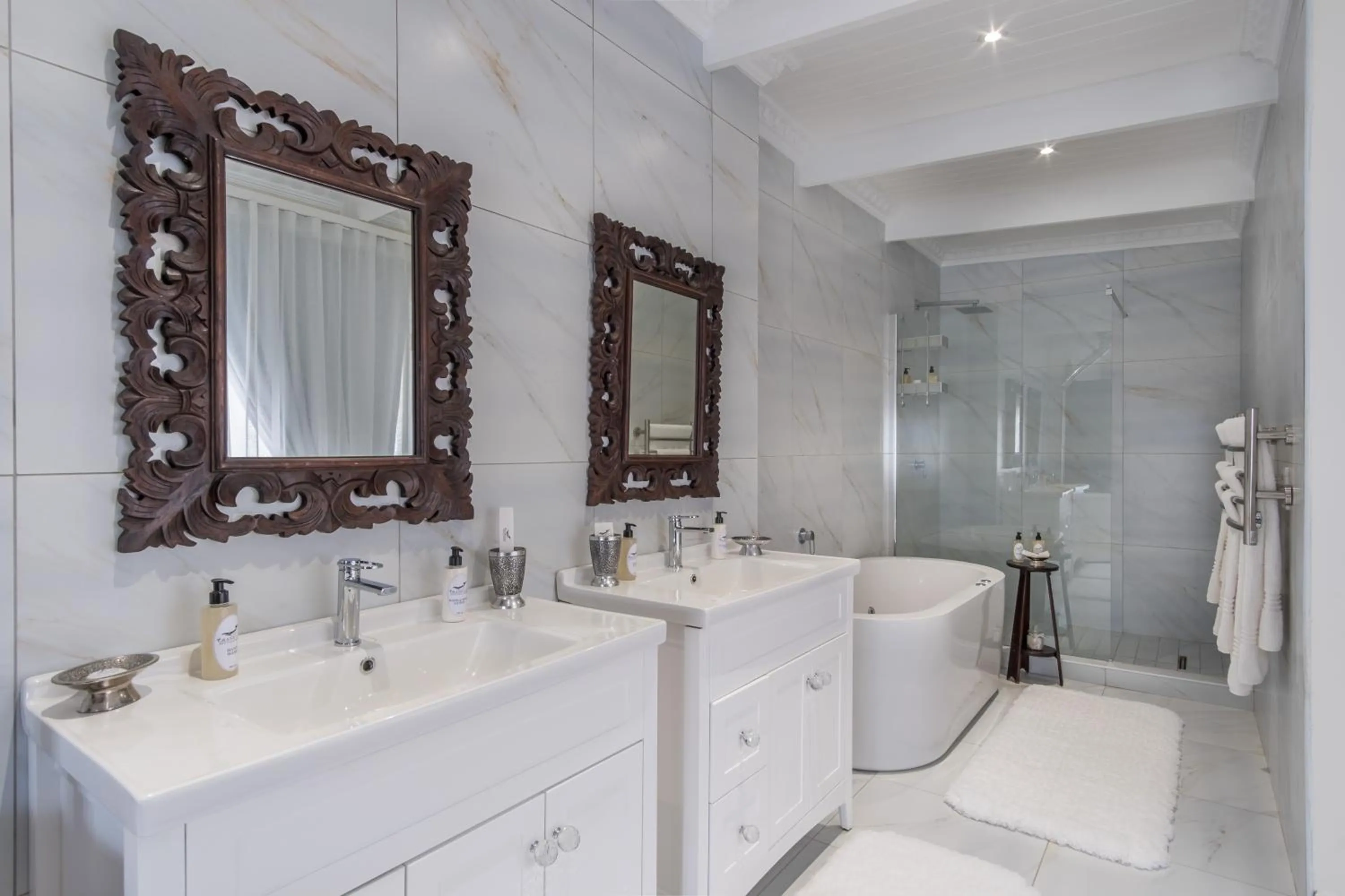 Shower in Grand Lux Boutique Manor