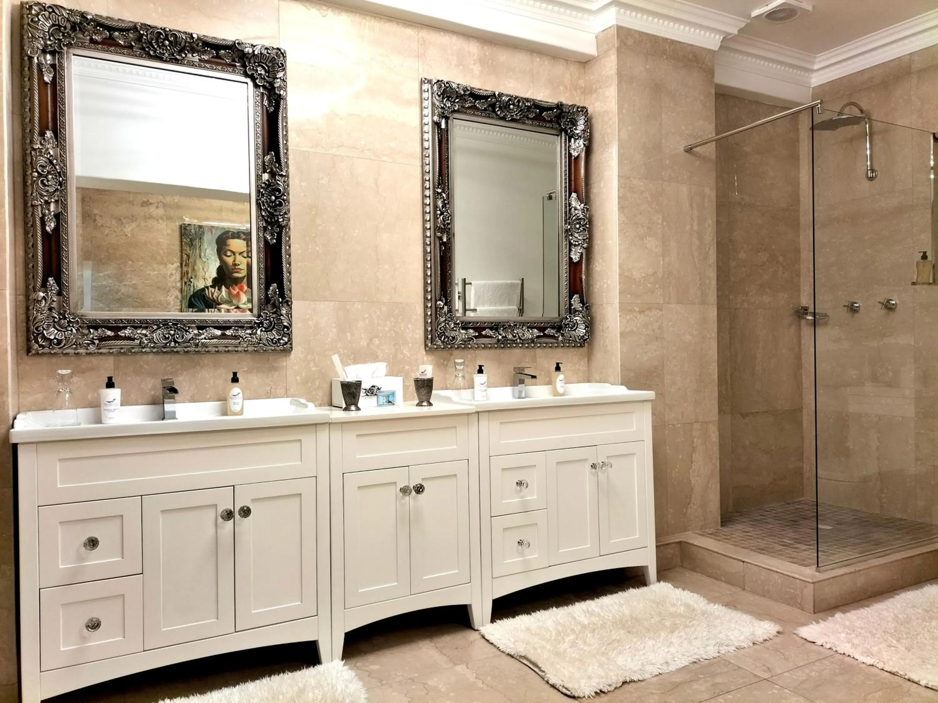 Shower in Grand Lux Boutique Manor