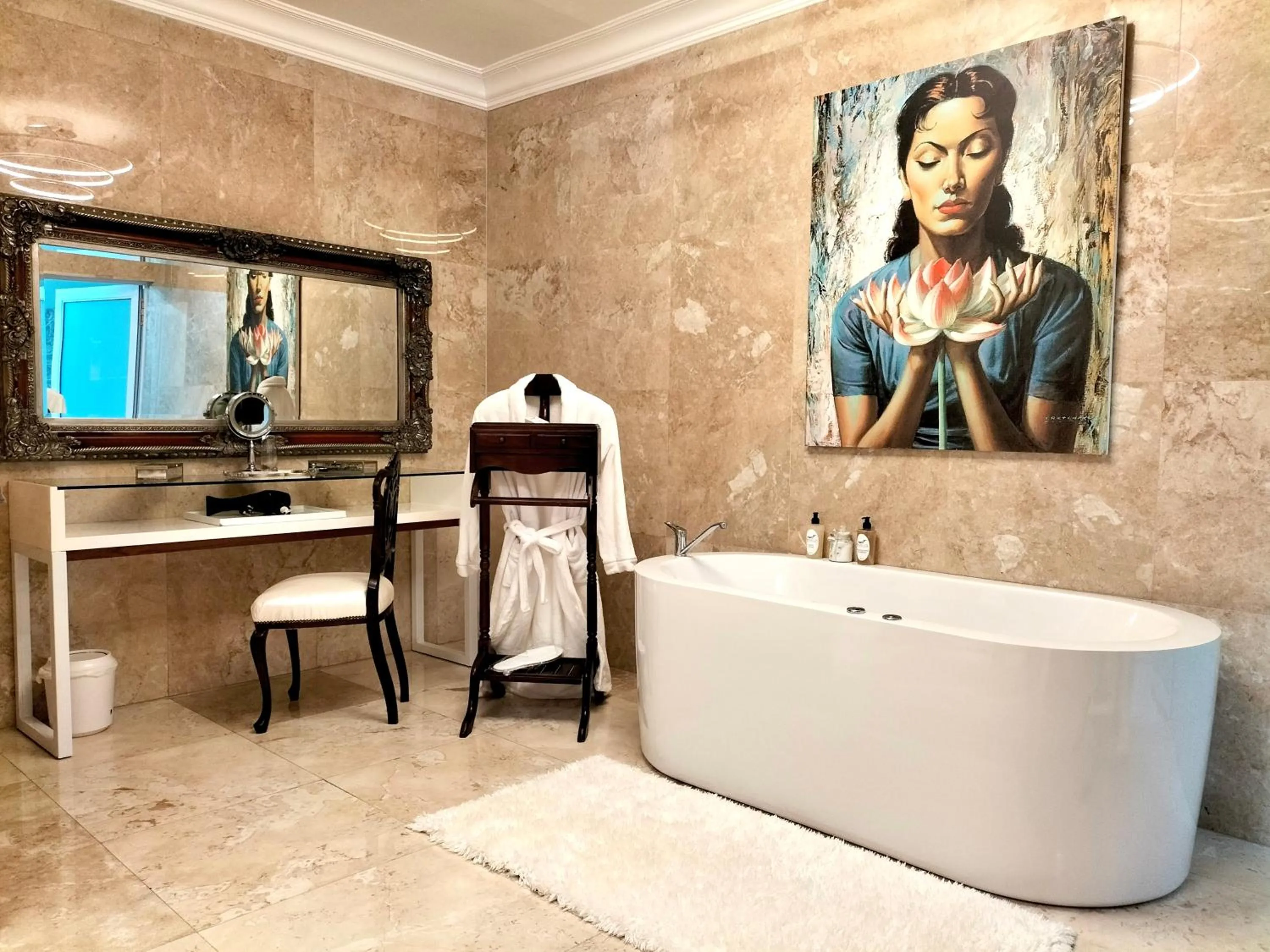 Shower in Grand Lux Boutique Manor