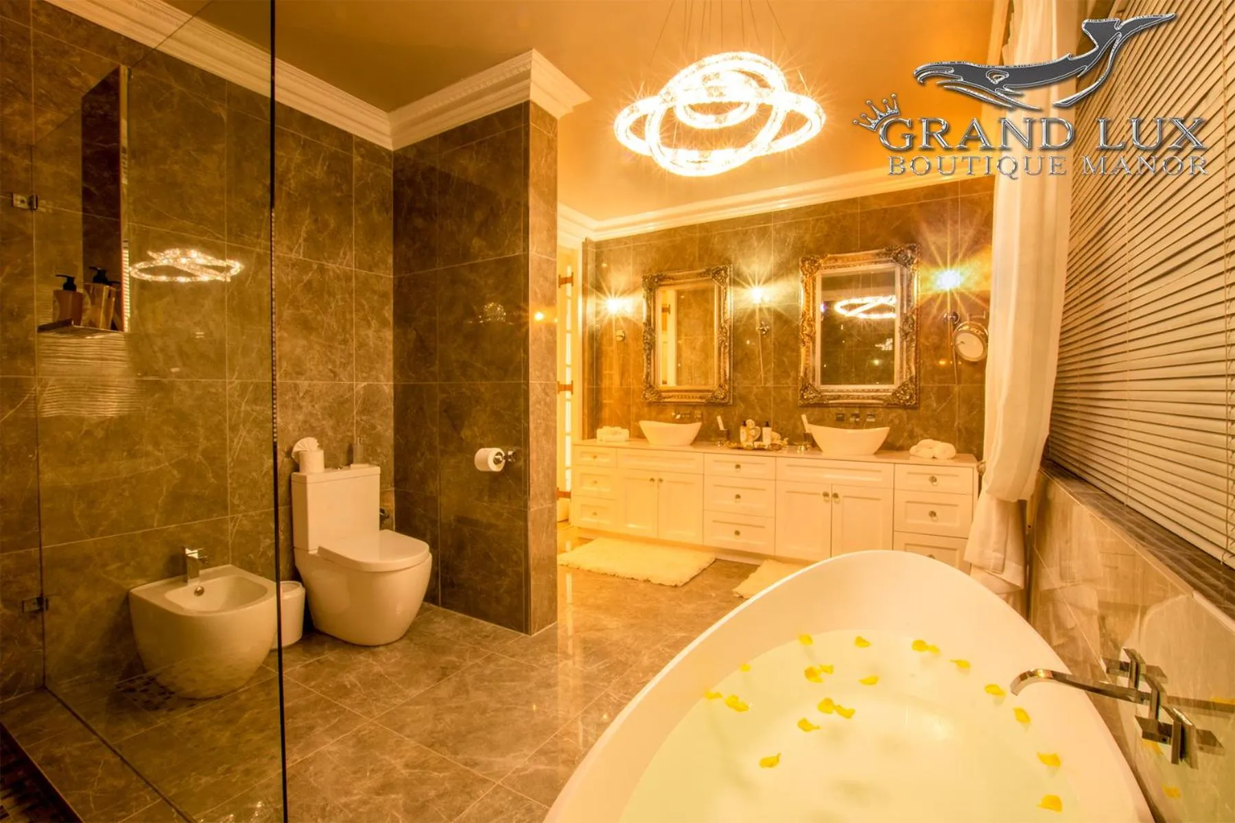 Shower in Grand Lux Boutique Manor