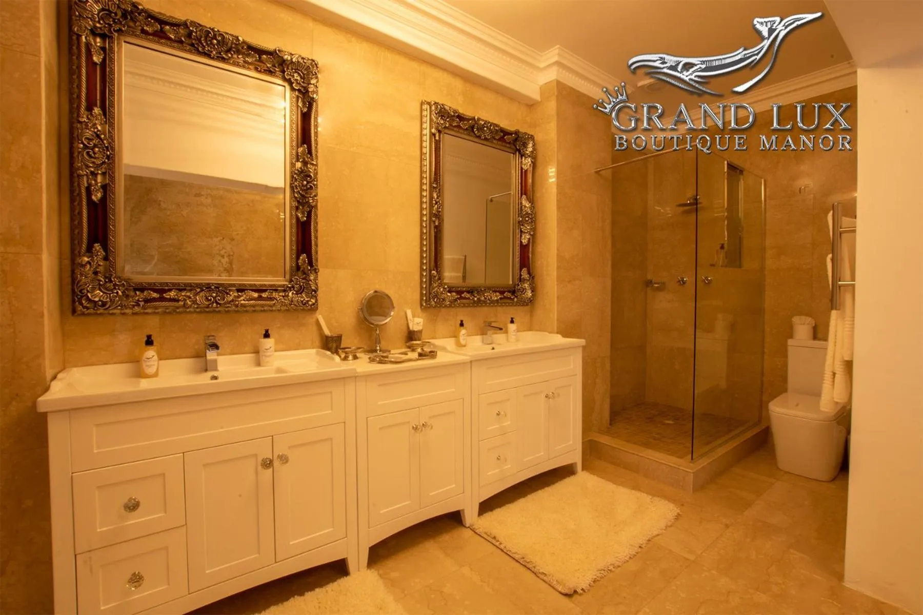 Shower in Grand Lux Boutique Manor