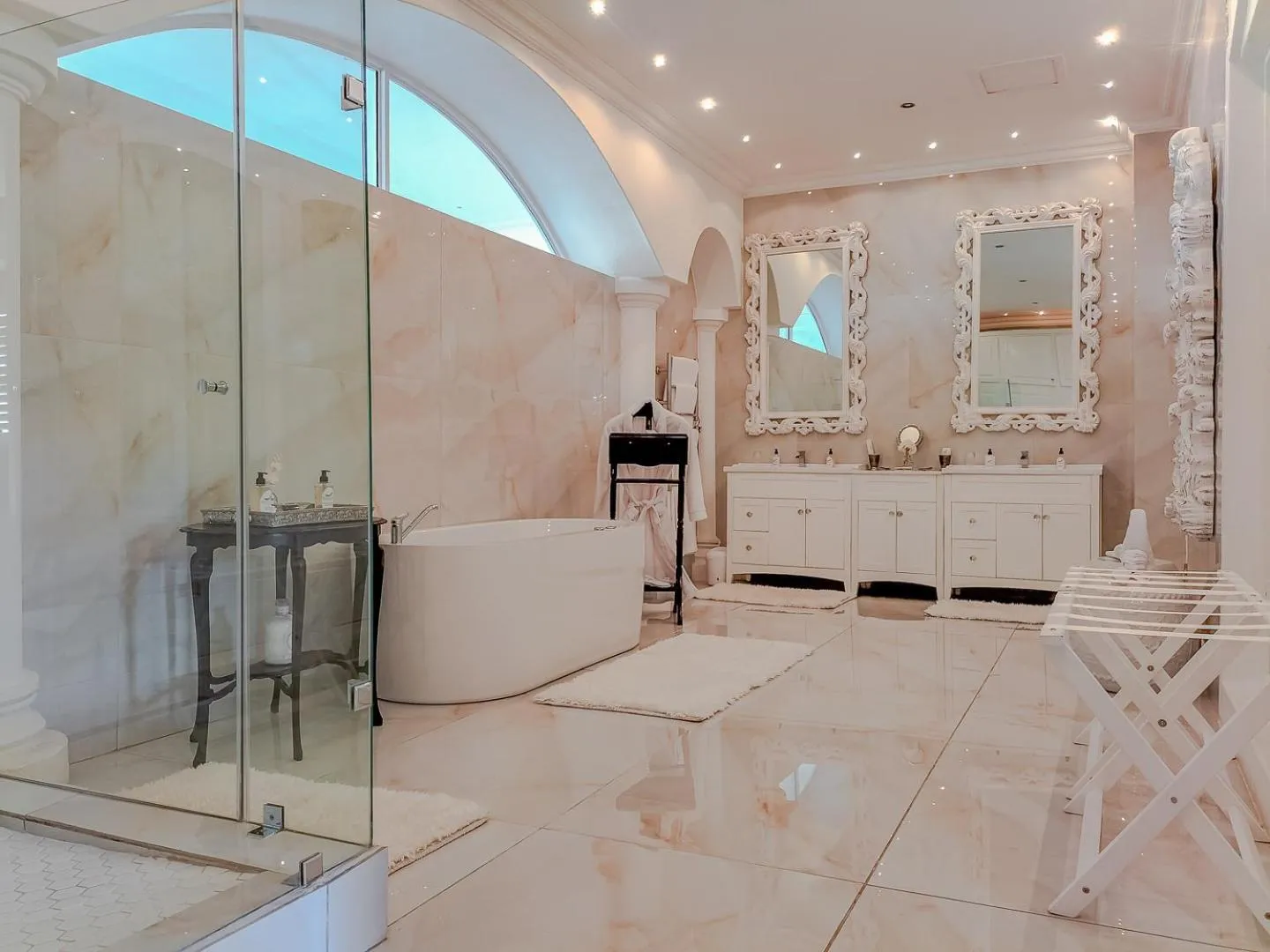 Shower in Grand Lux Boutique Manor