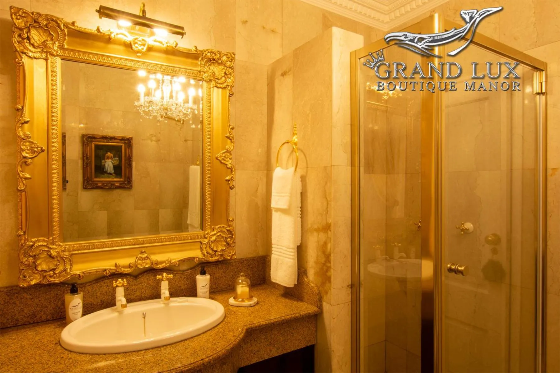 Shower in Grand Lux Boutique Manor
