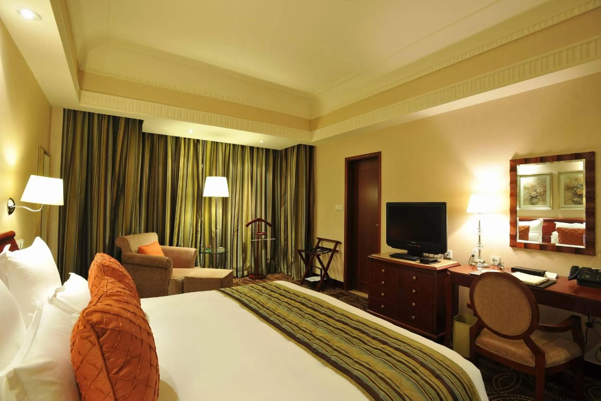 Bedroom, TV/Entertainment Center in Hengshan Picardie Hotel