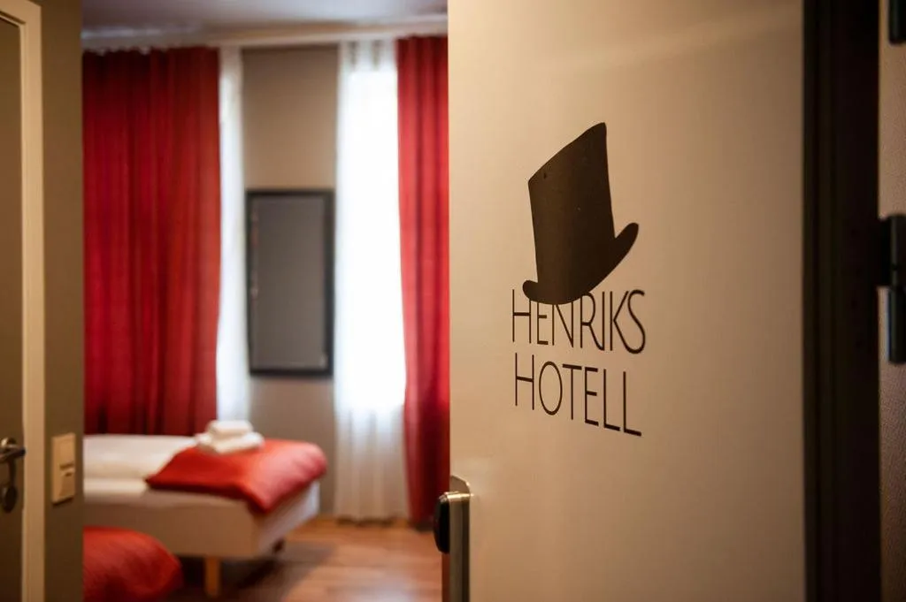Bed in Henriks Hotell