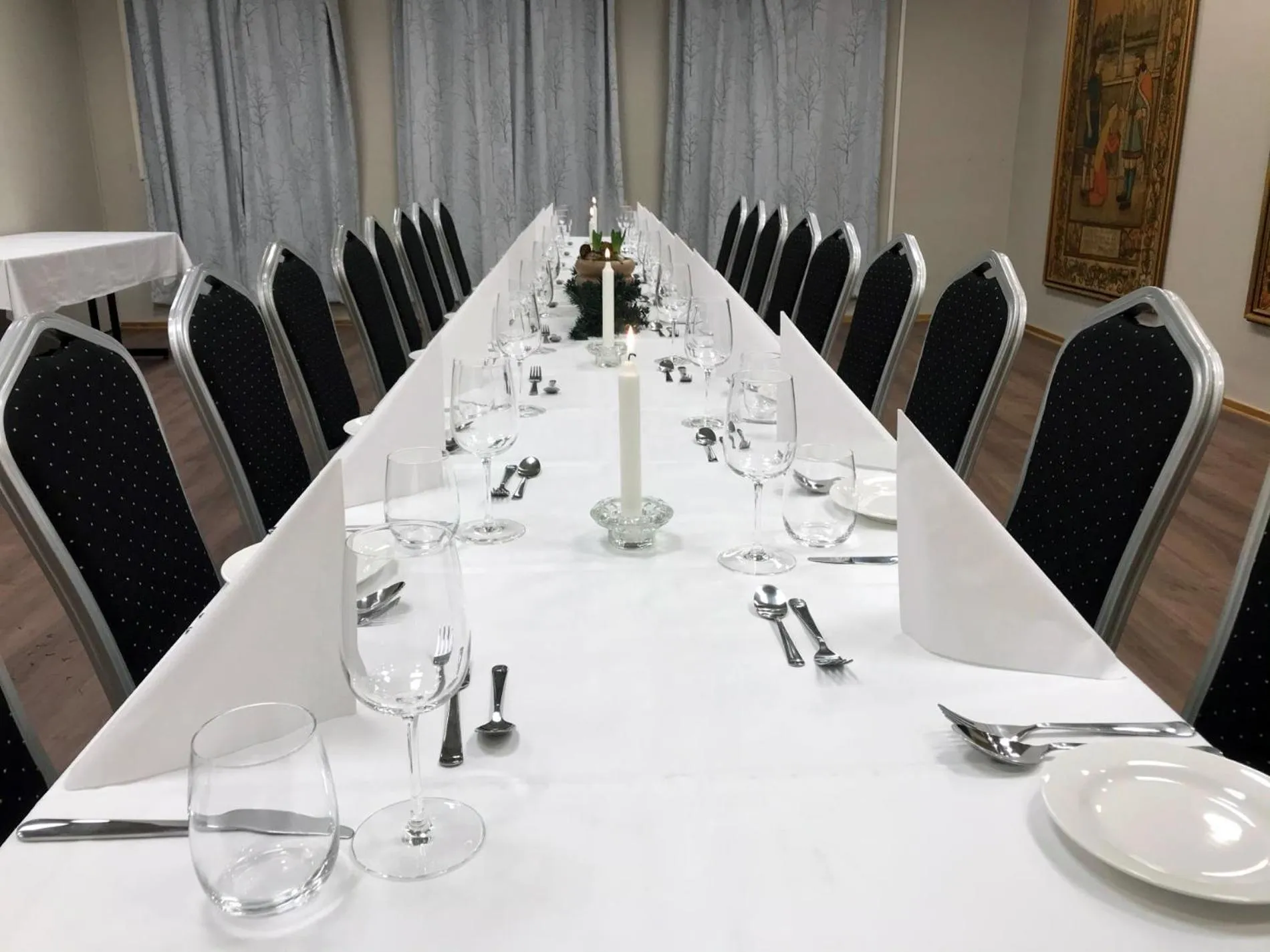 Restaurant/places to eat in Henriks Hotell