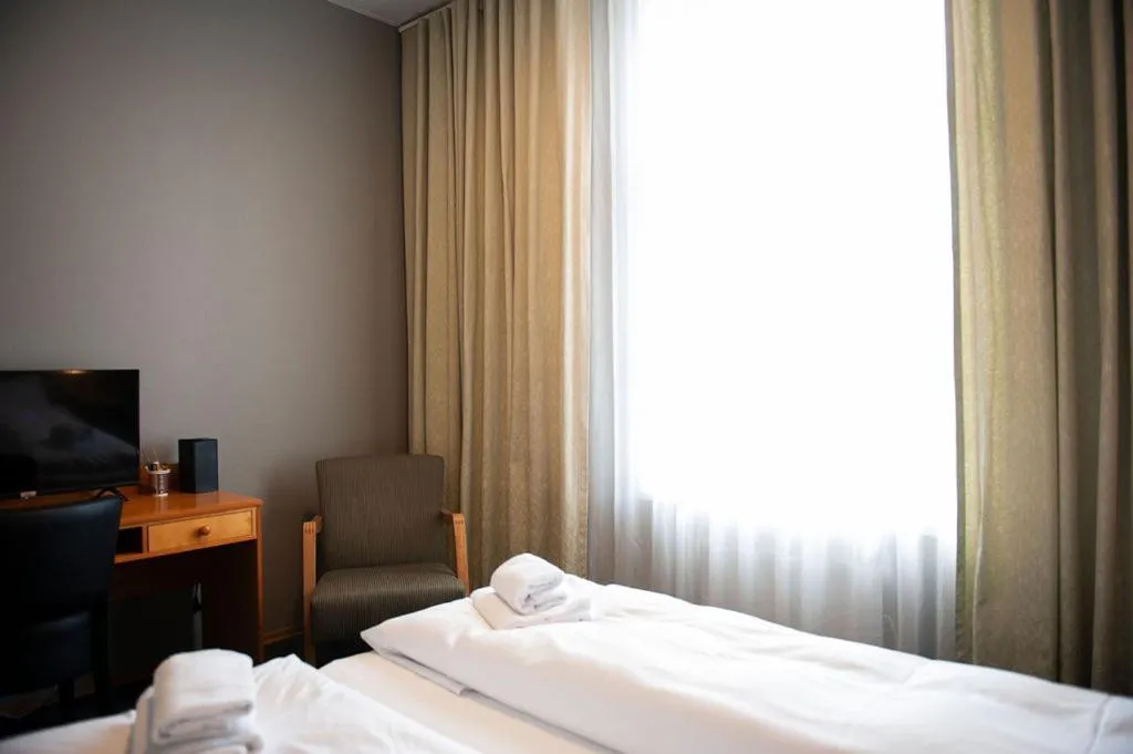 Bed in Henriks Hotell