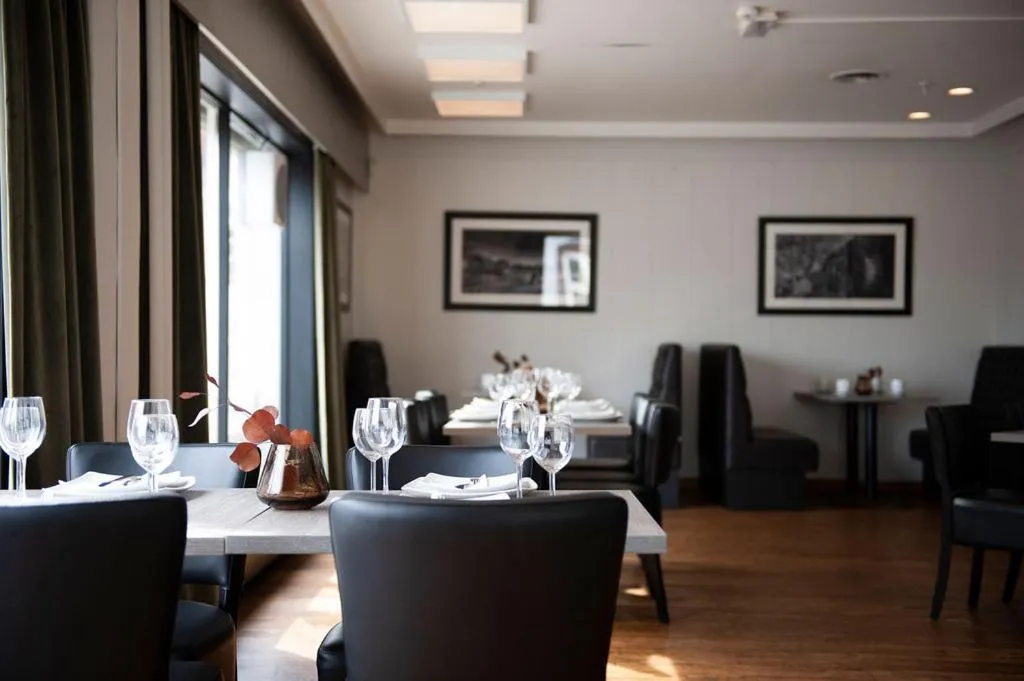 Restaurant/places to eat in Henriks Hotell