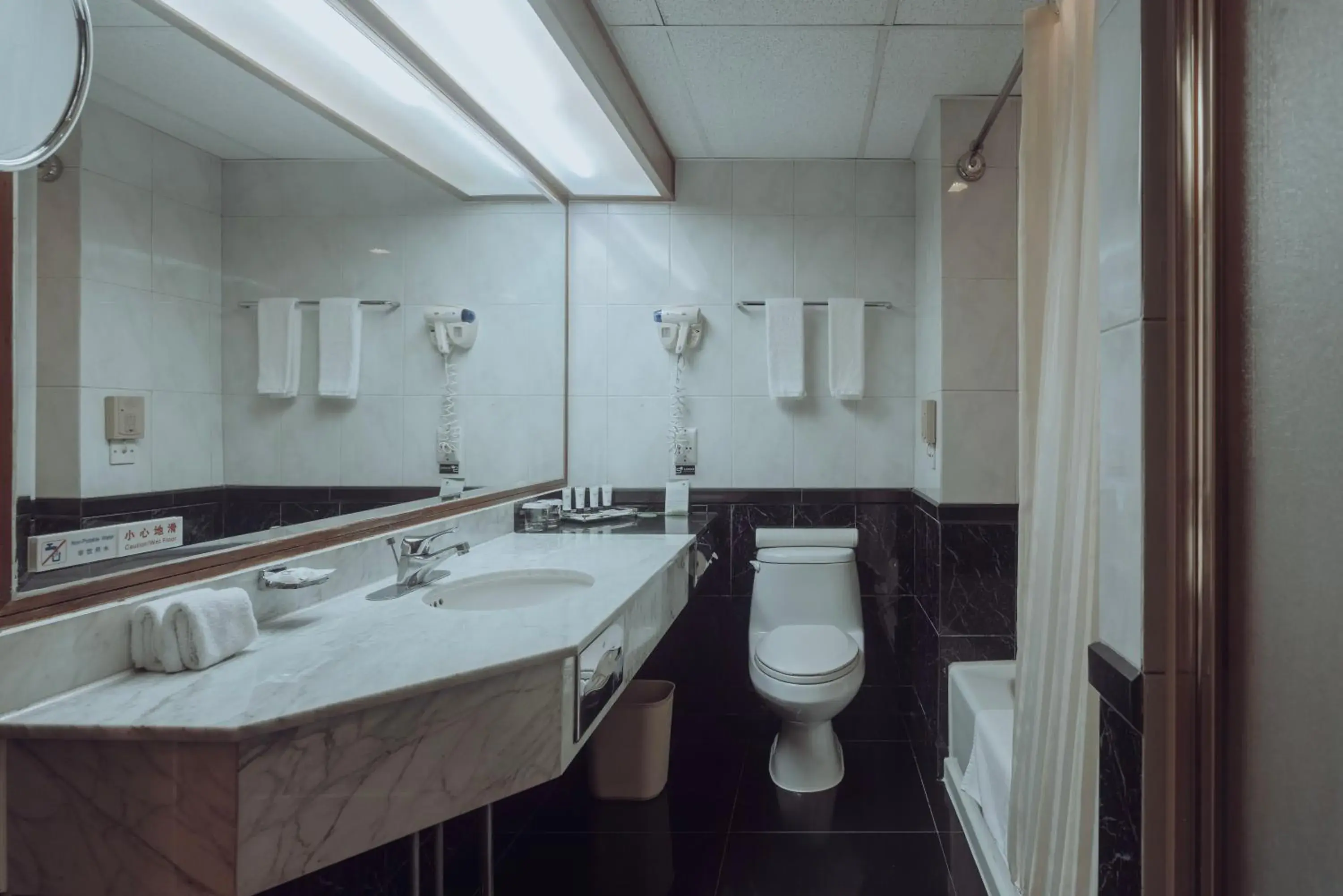 Standard Double Room with Two Double Beds in Metropark Lido Hotel Beijing Standard Double Room with Two Double Beds in Metropark Lido Hotel Beijing