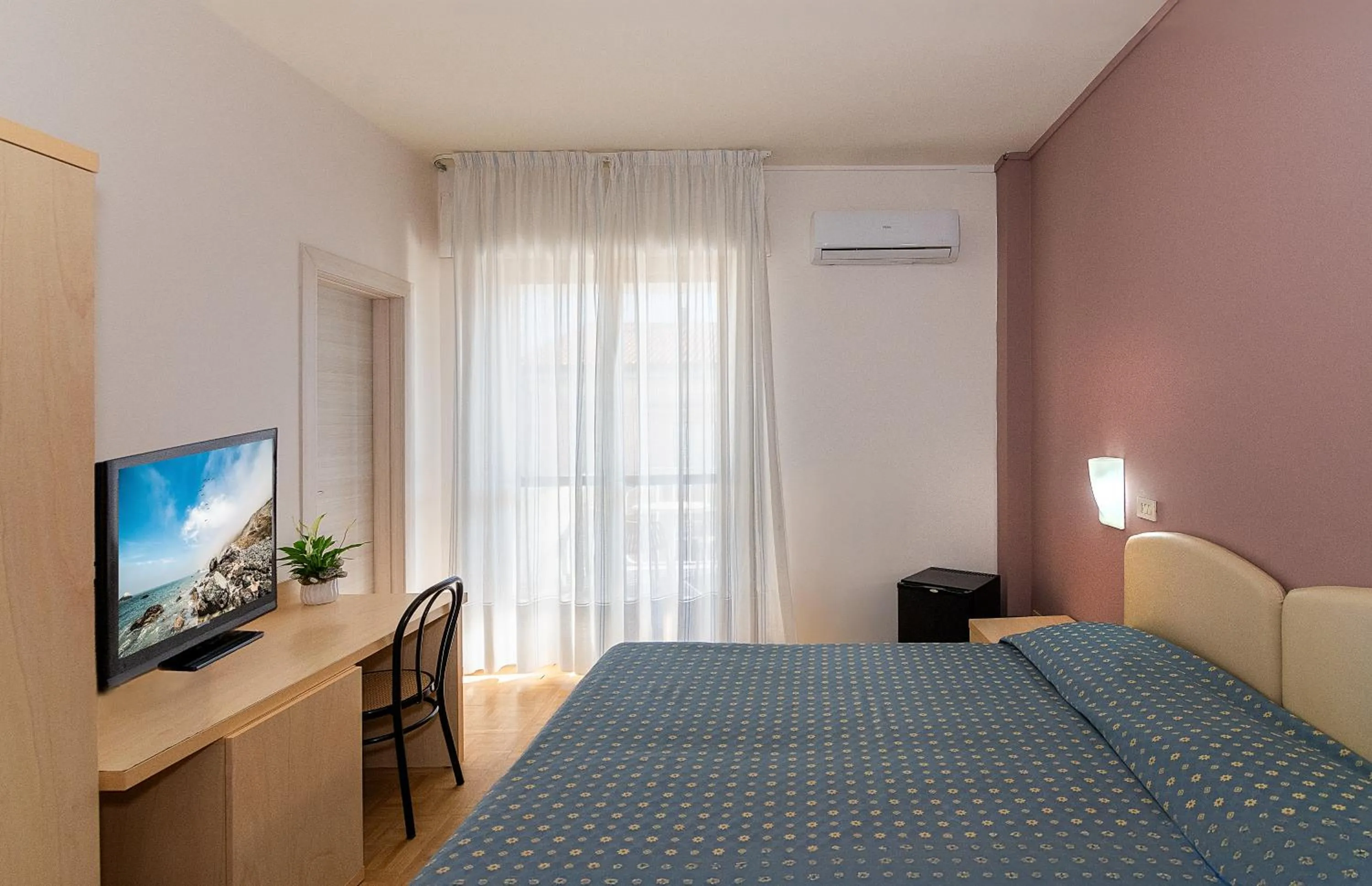 Bedroom, Bed in Hotel Mariotti