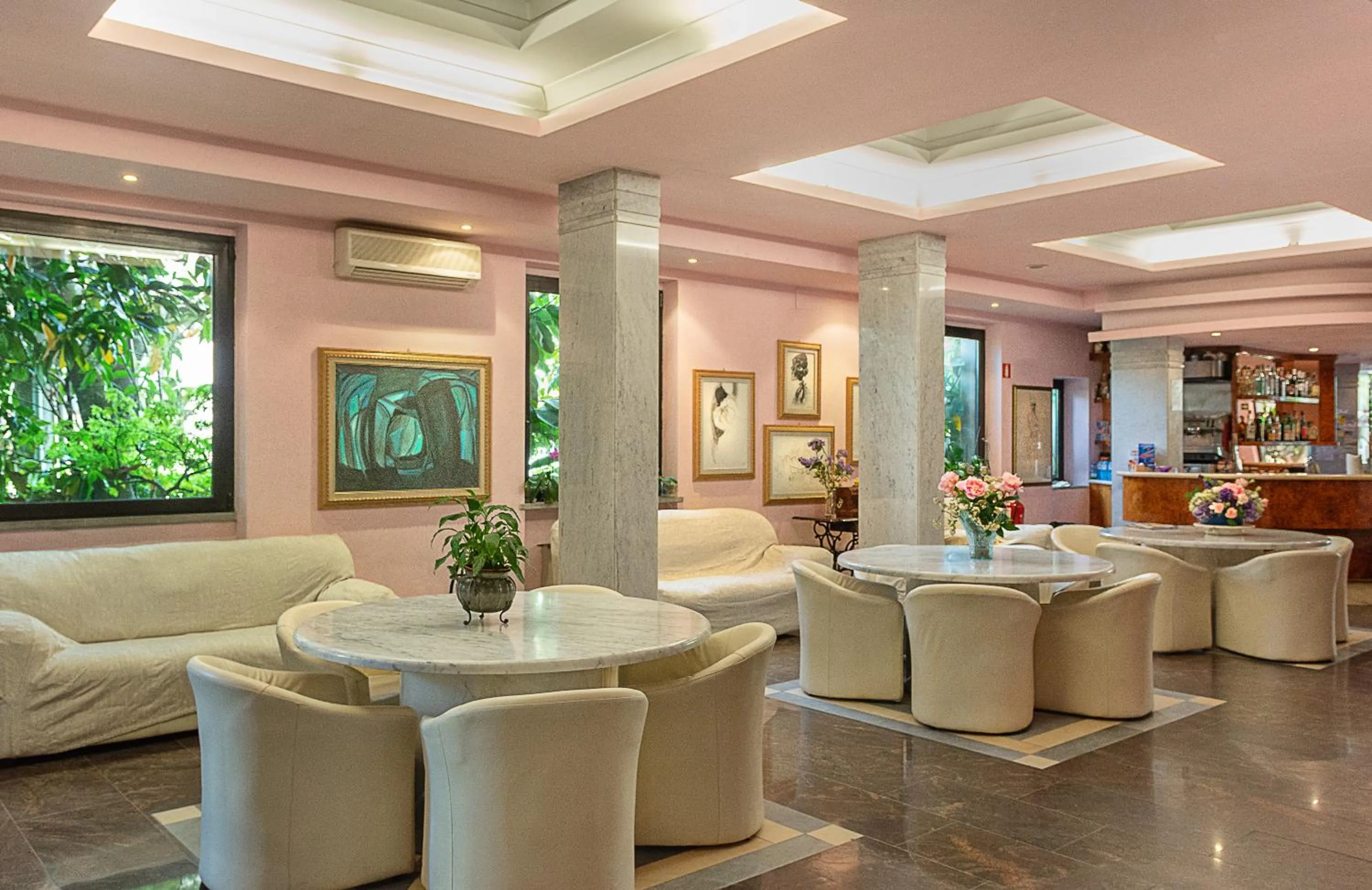 Lounge or bar in Hotel Mariotti