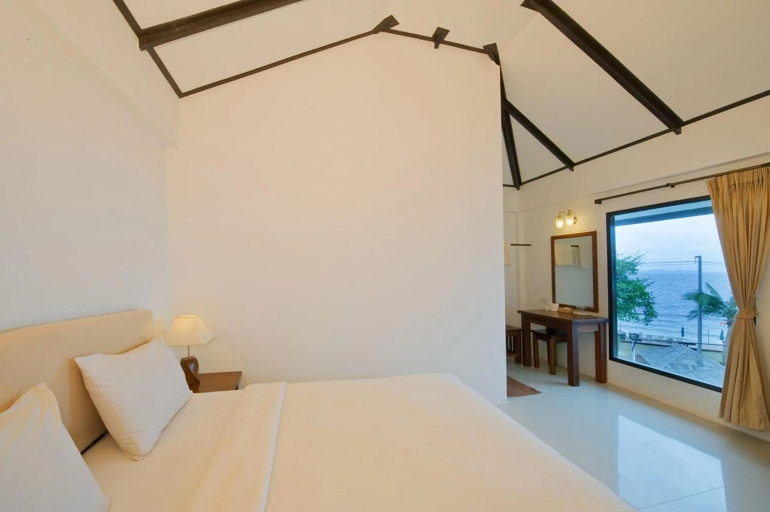 Photo of the whole room, Bed in Samed Cliff Resort