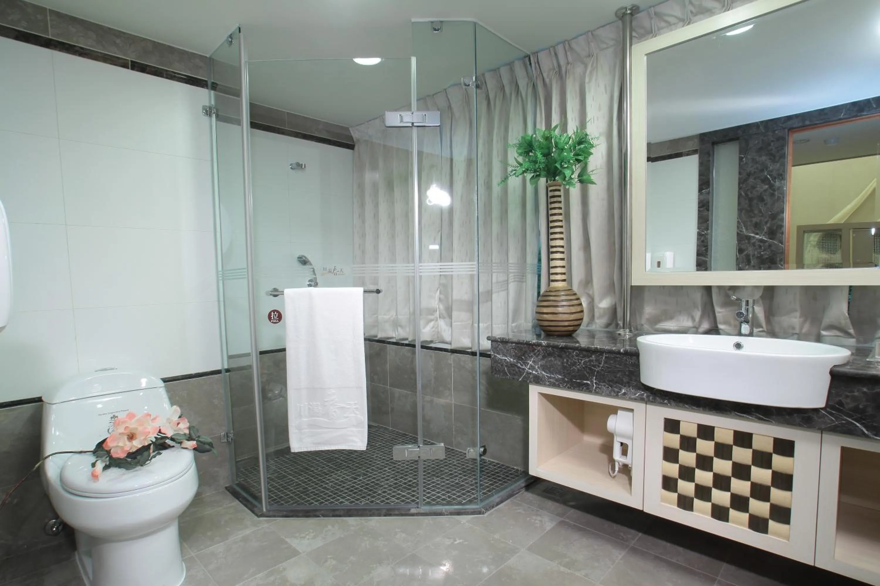 Shower in Chuang-Tang Spring SPA Hotel - Deyang