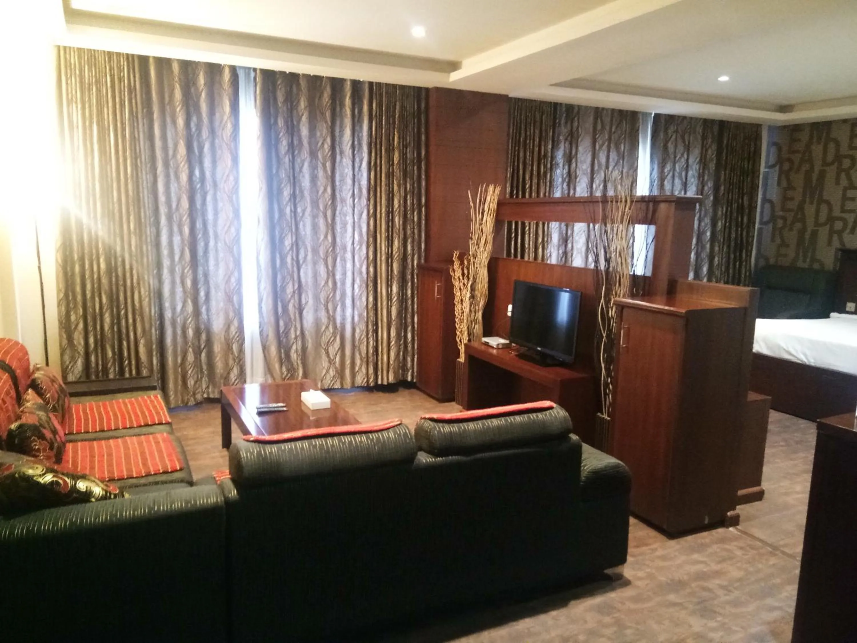 Living room, Bed in Hotel All Season